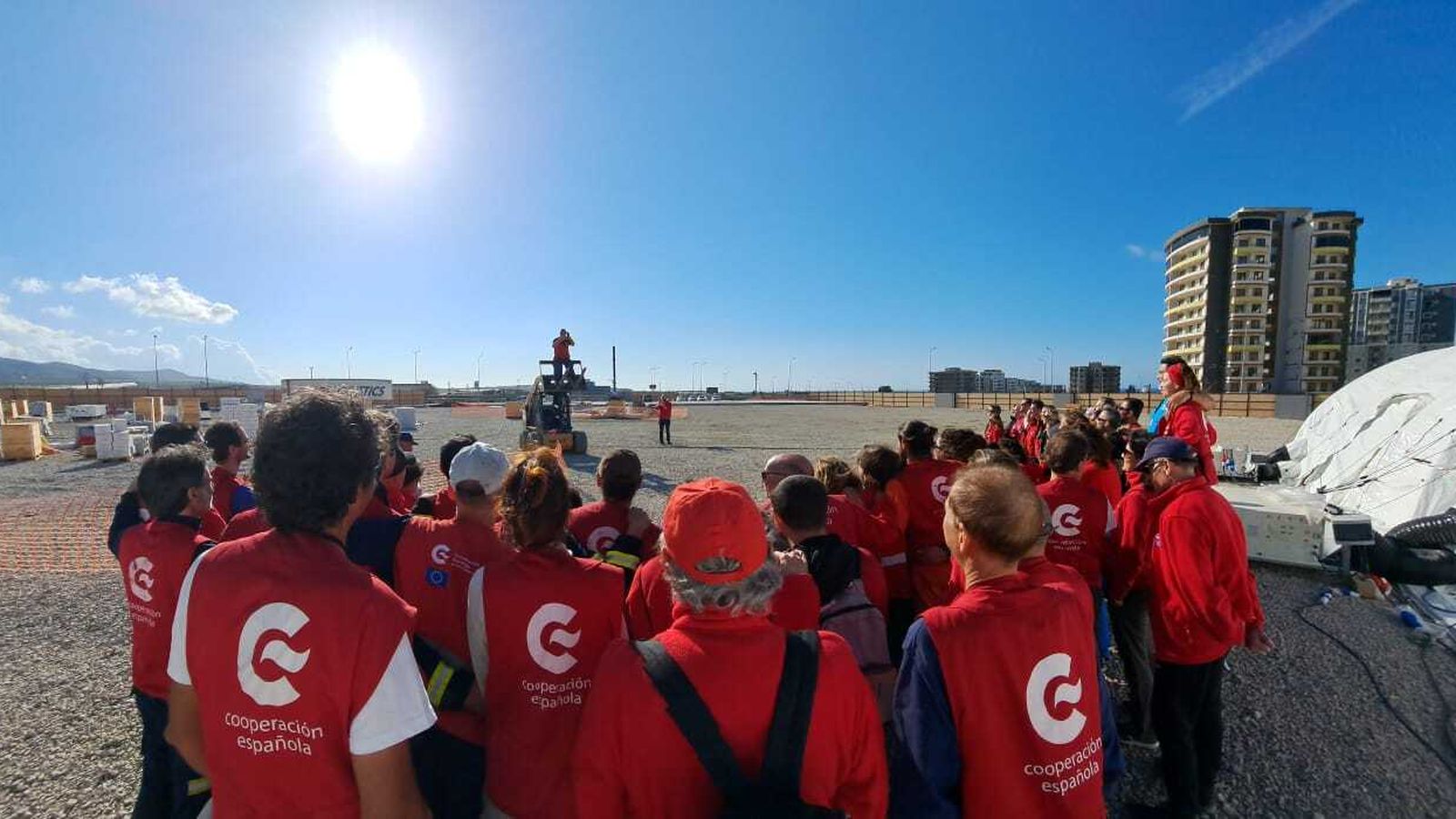 Los profesionales sanitarios en el hospital de campaña.