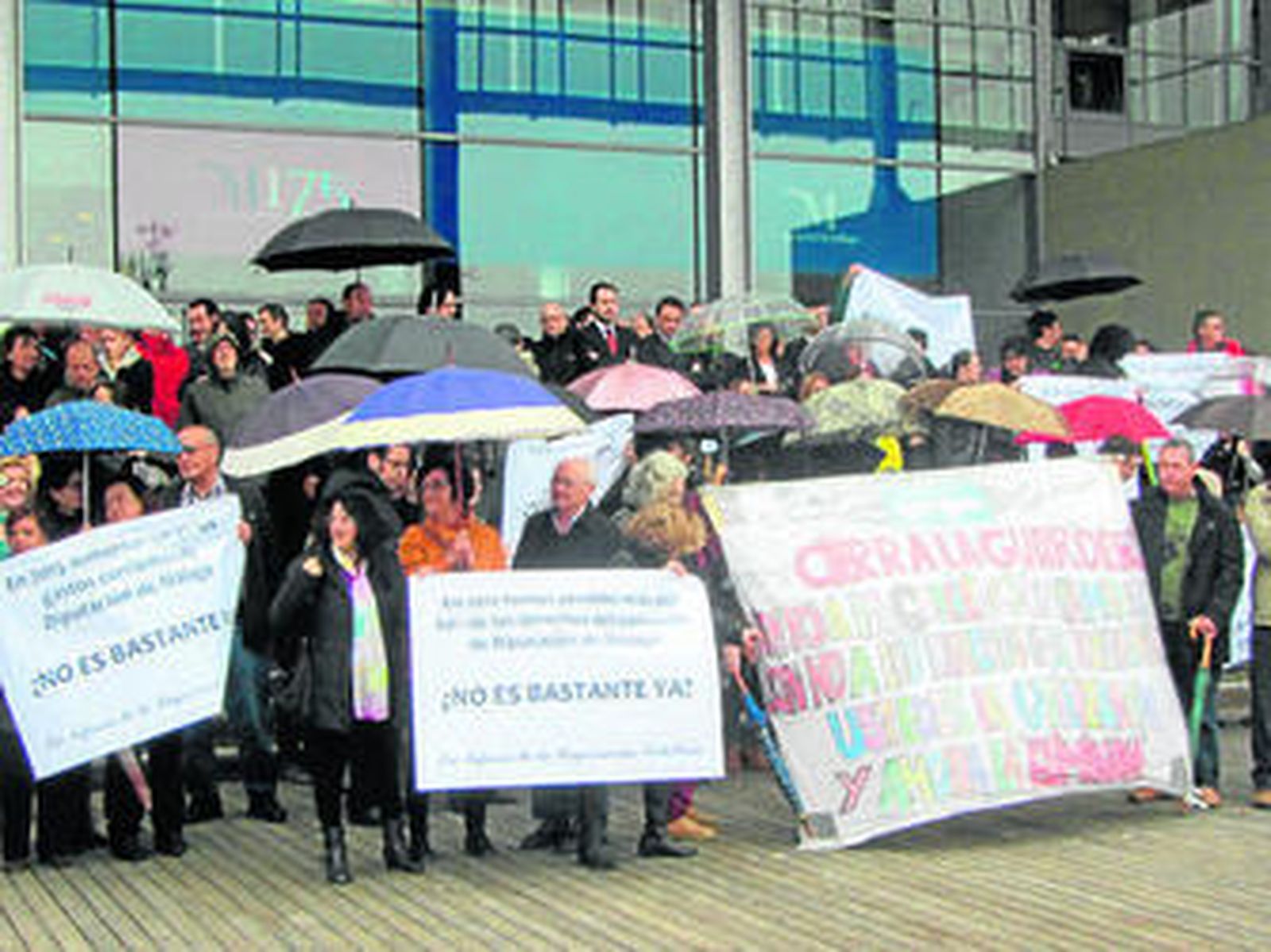 Concentración de los padres, ayer a las puertas de la Diputación.