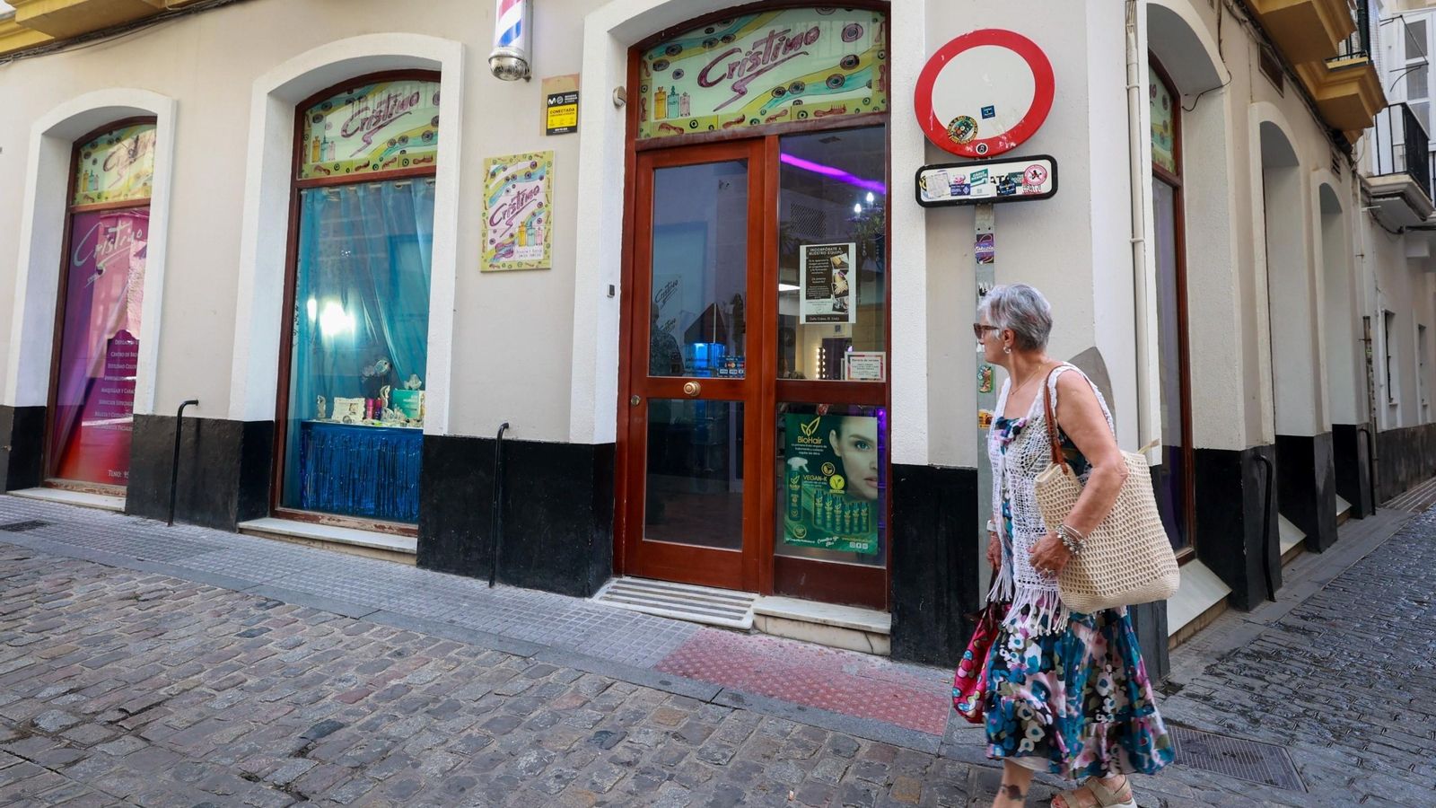 Exterior de la peluquería situada en la calle Cobos de Cádiz.