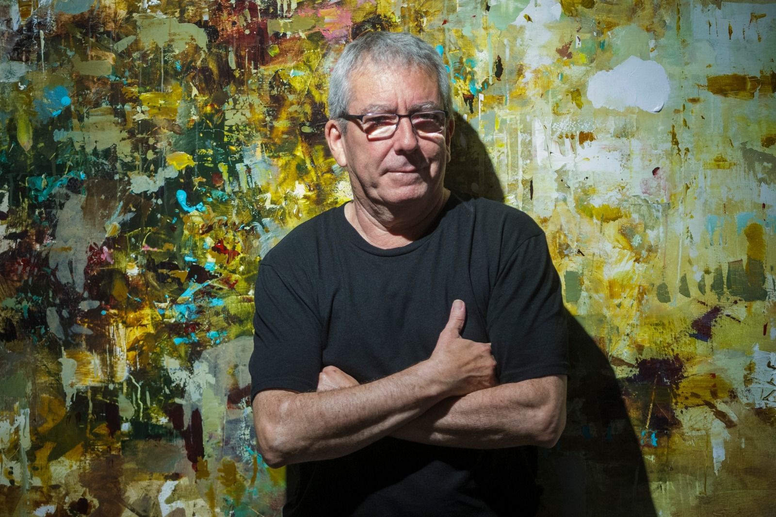 Ricardo Galán Urréjola posa ante su obra en el Castillo de Santa Catalina de Cádiz