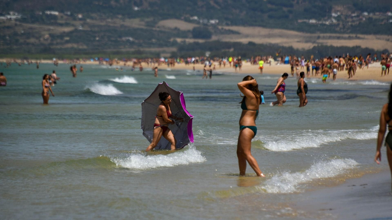 Bañistas en las playas de Tarifa