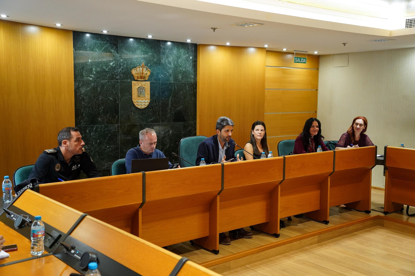 El concejal de Educación, Javier Rodríguez, con los representantes del Consejo Municipal de AMPAS de El Ejido.