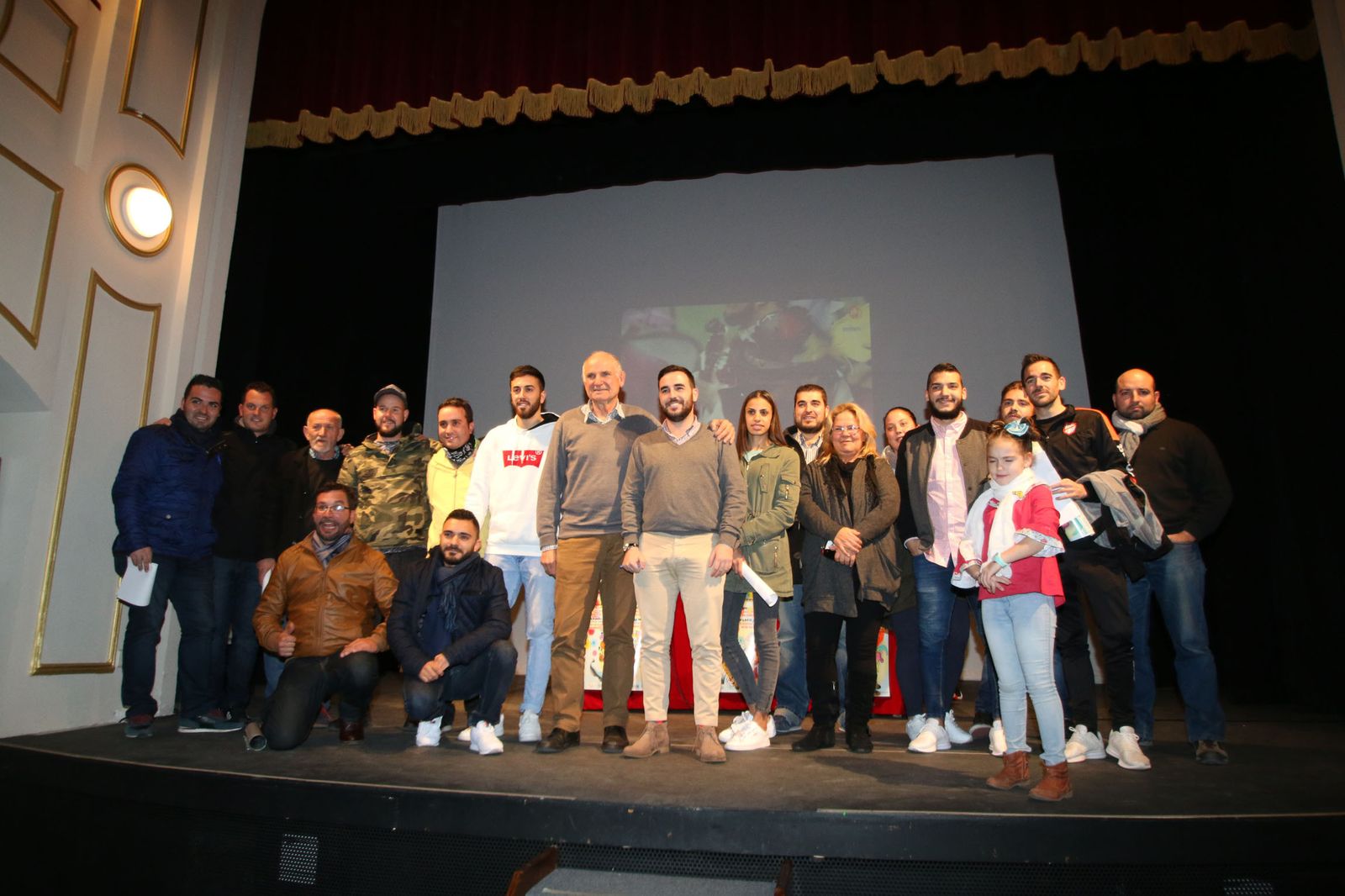 El concejal Carlos Sánchez y Nicolás Castillo con los representantes de los distintos grupos que asistieron anoche al sorteo en el Teatro Apolo.