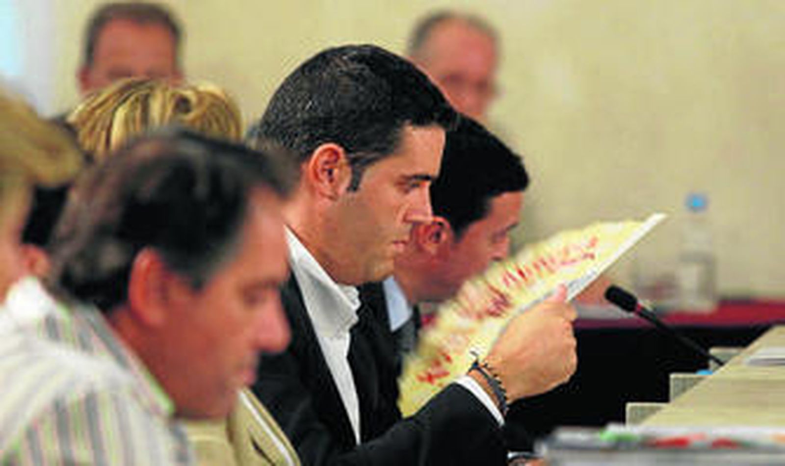 Juan José Alonso sofoca el calor con una abanico de la Feria.