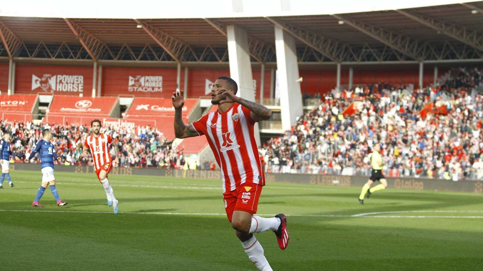 Luis Suárez, autor del 1-1 en su segundo tanto como rojiblanco, estuvo muy activo todo el encuentro