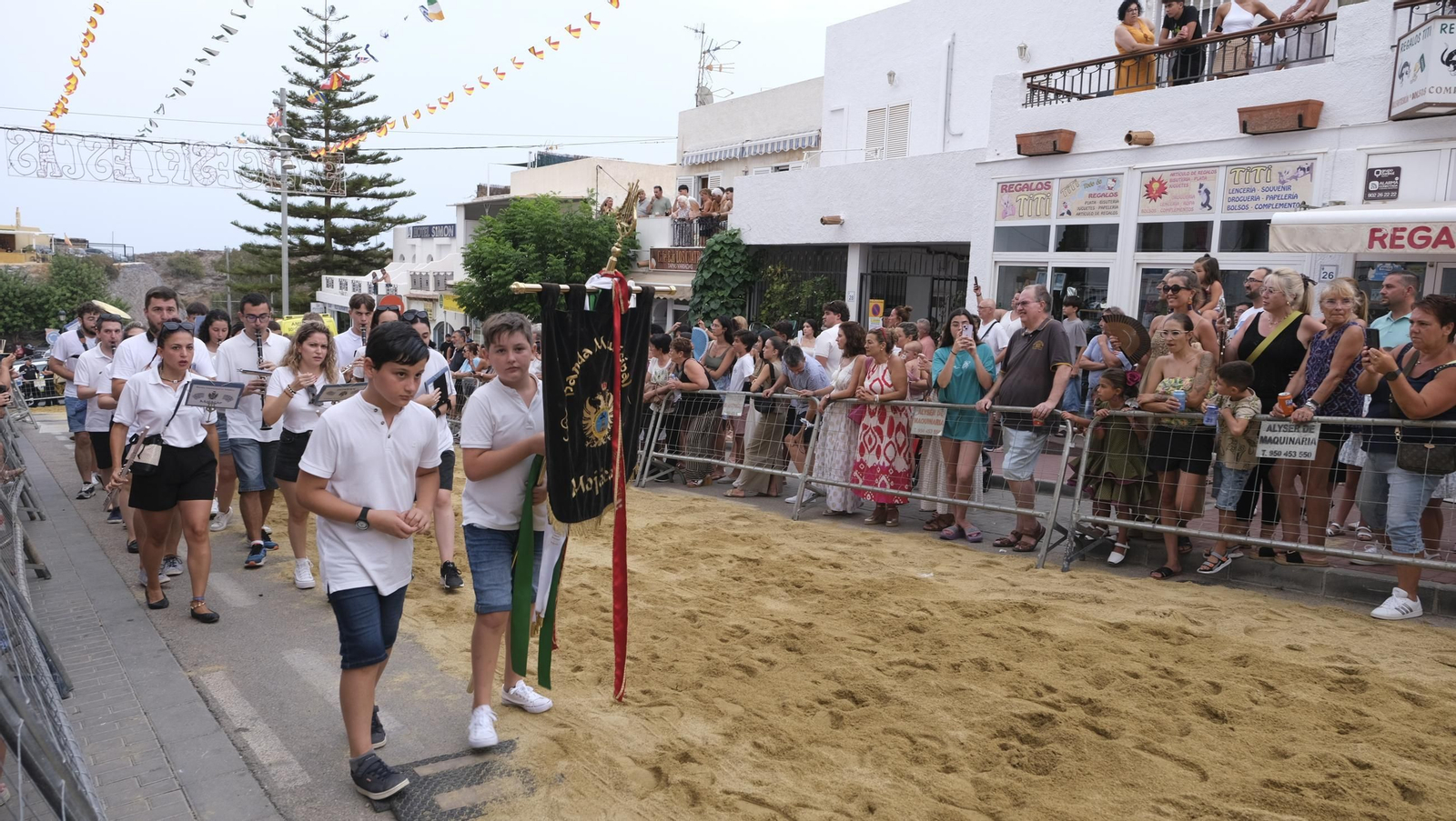 La popular carrera de cintas a caballo de las Fiestas de Mojácar, en imágenes