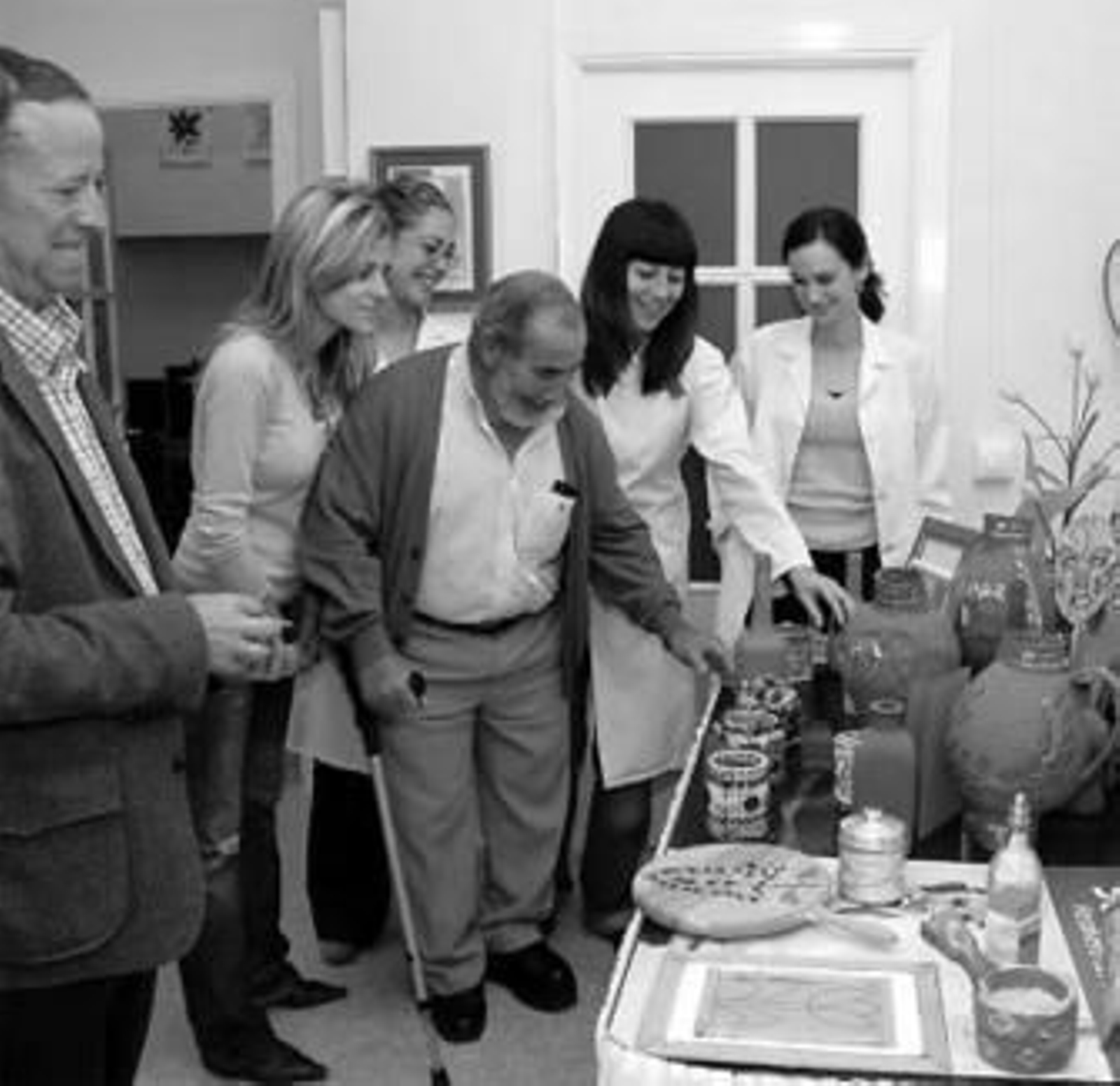 Enfermos y personal médico contemplan algunos objetos de la muestra.
