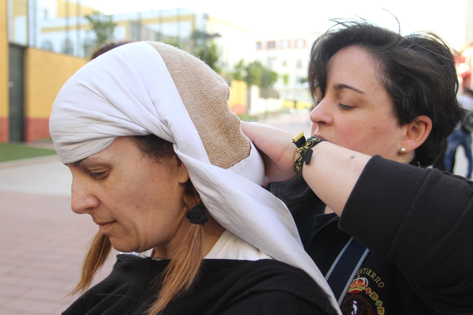 El ensayo de la cuadrilla de mujeres de la Hermandad del Santo Entierro, en imágenes