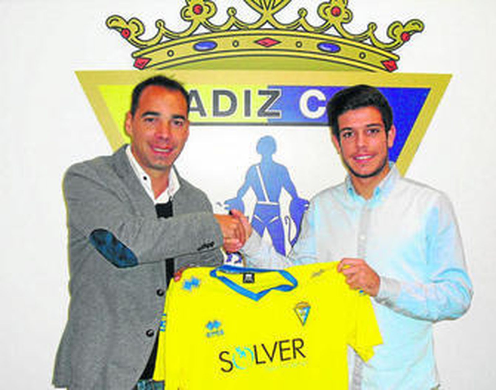 Alberto Quintana (d) estrecha la mano a Jorge Cordero tras su reciente renovación por cuatro temporadas.