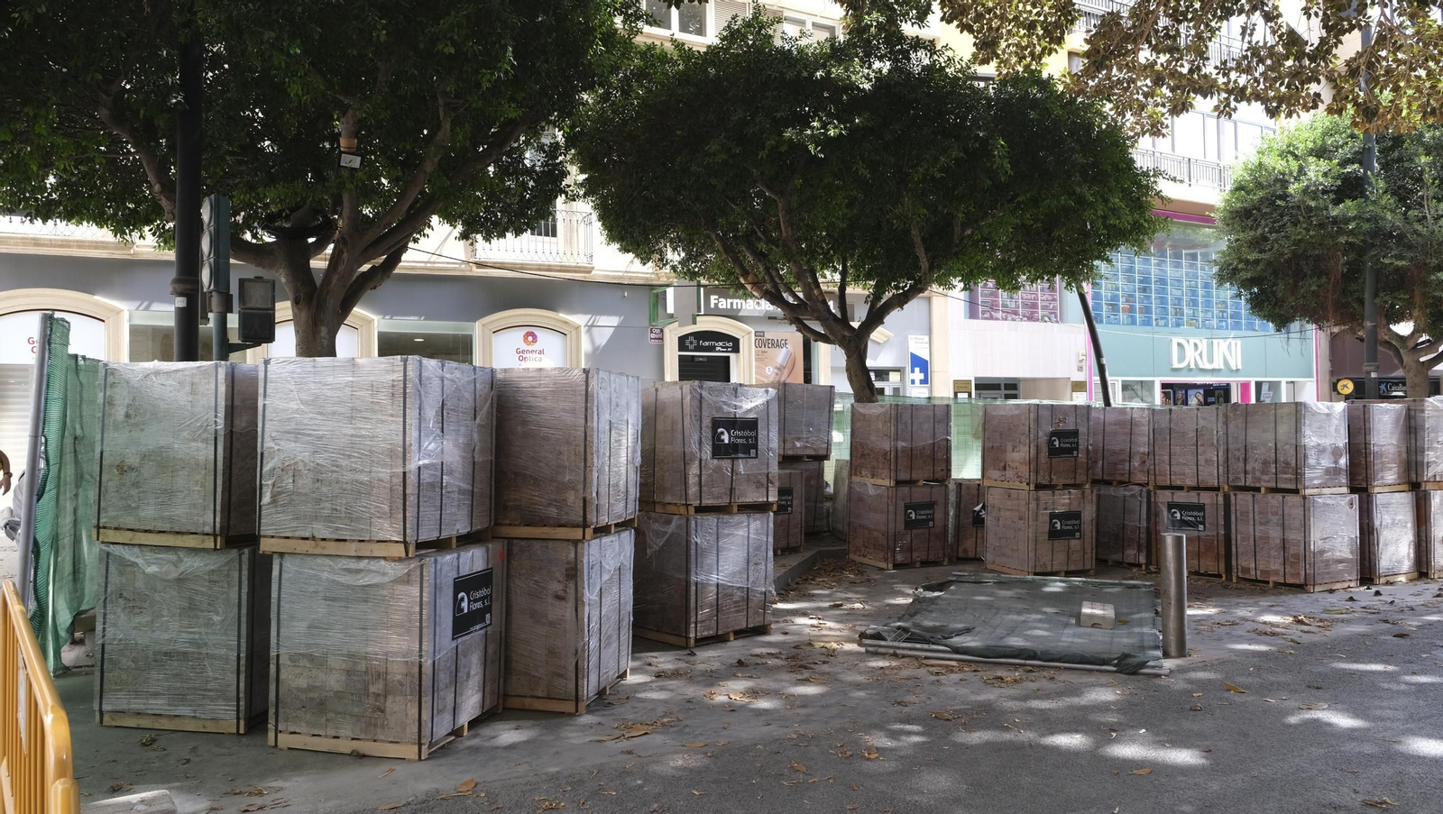 Las obras de peatonalización del Paseo de Almería llegan a la Calle Rueda López, en imágenes