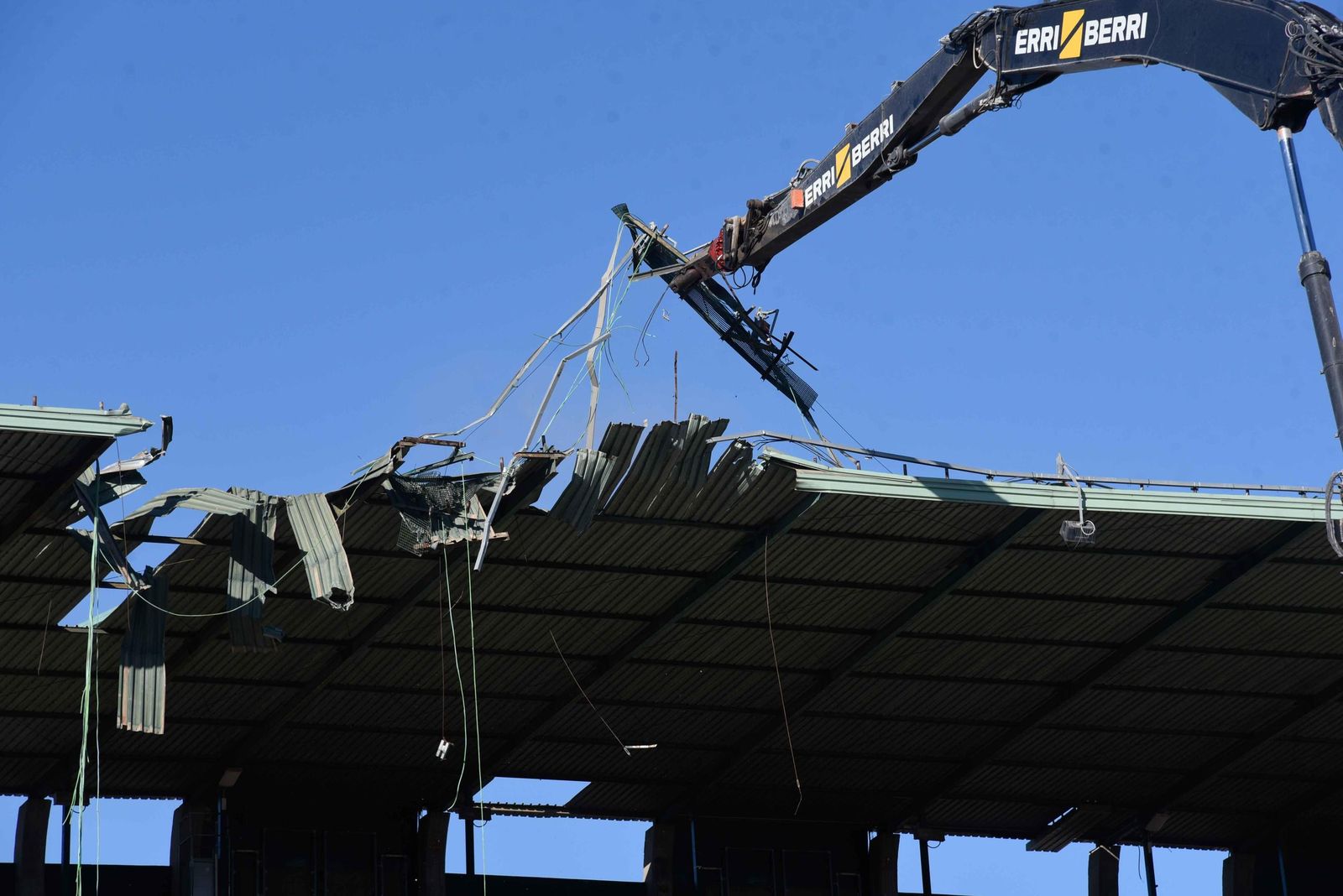 Las imágenes de la retirada de la cubierta de preferencia del Benito Villamarín