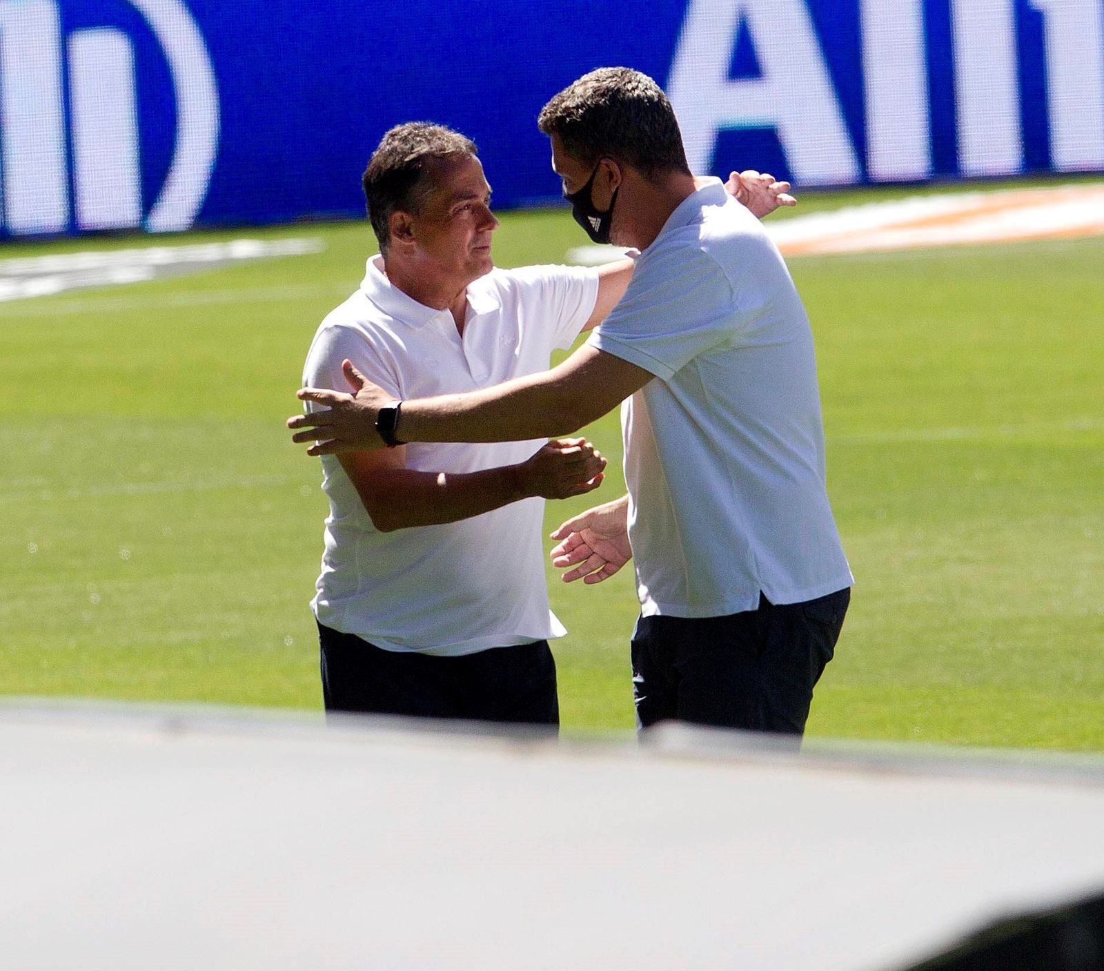 Alexis saluda al entrenador del Celta, Óscar García.