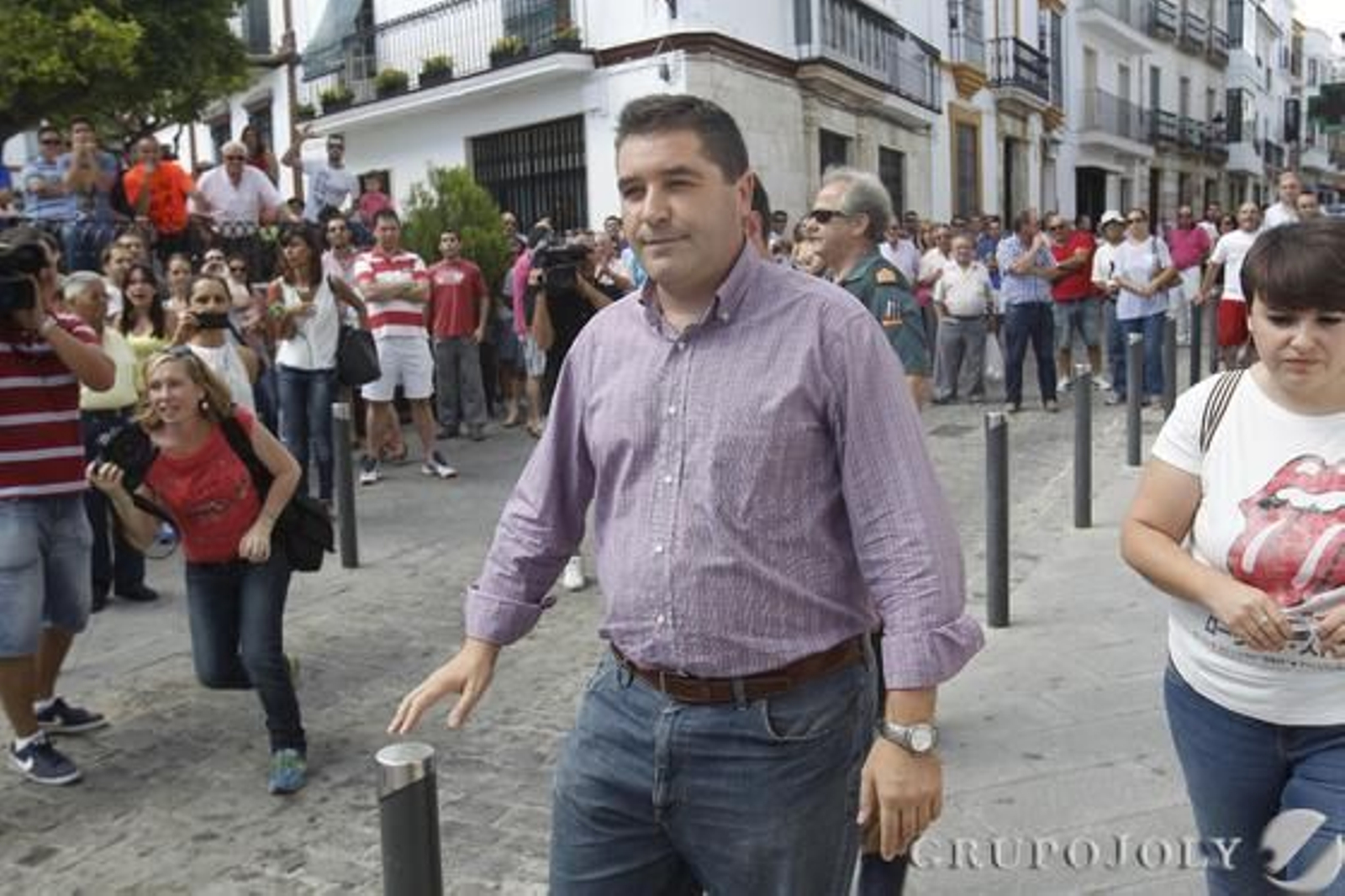 El alcalde de Estepa, Miguel Fernández Baena, entra en el consistorio ante un numeroso grupo de vecinos. / Juan Carlos Muñoz