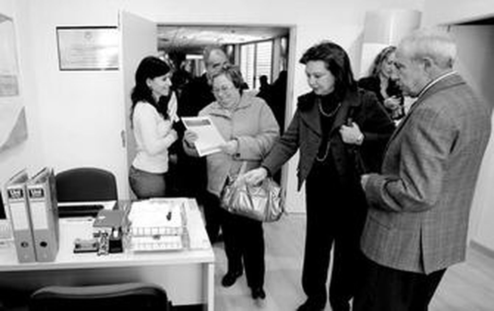 Los mayores aprovecharon el acto de inauguración para recoger la solicitud de los distintos cursos y talleres.