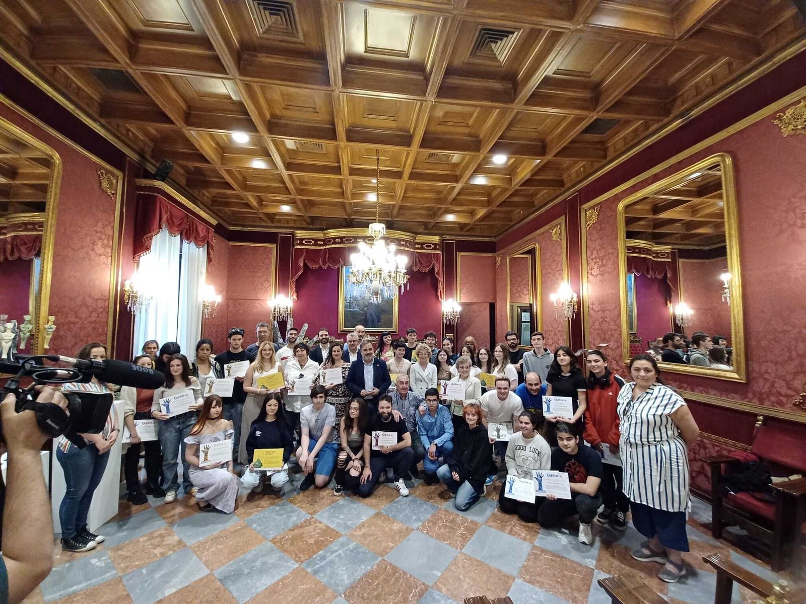 Foto de familia de los ganadores en el Ayuntamiento.