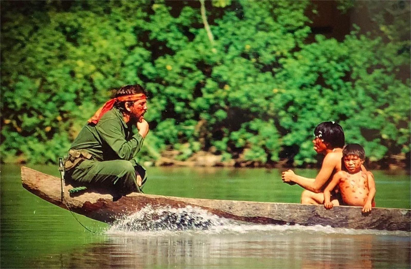 Cacho con miembros de la comunidad Yanomami. Cacho con miembros de la comunidad Yanomami.
