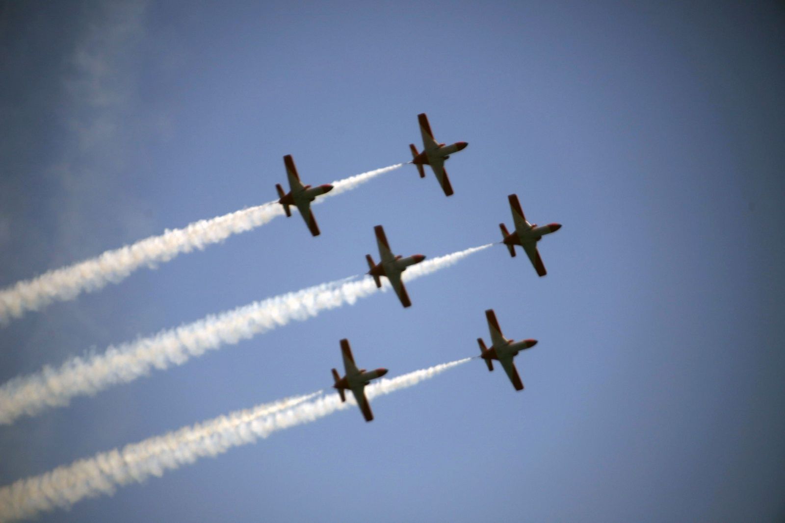 La Patrulla Águila del Ejército se exhibe en el cielo de Málaga.