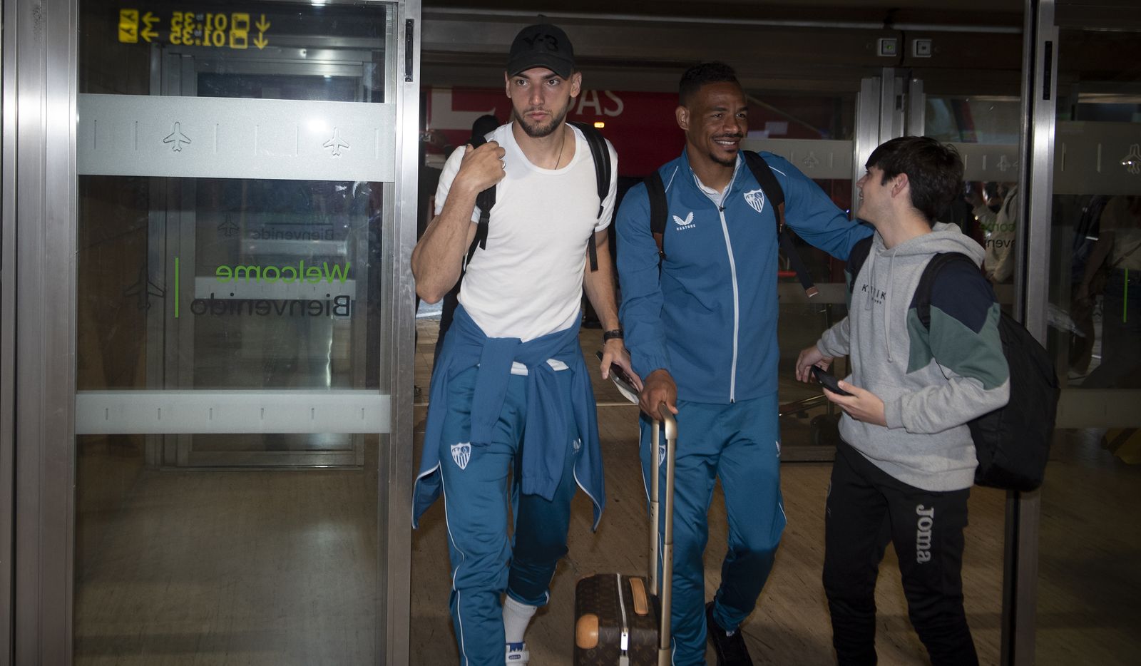 La salida del Sevilla hacia Mánchester, en imágenes