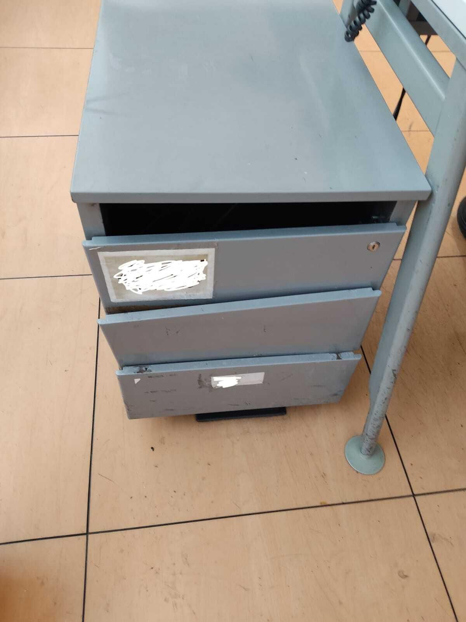 Cajonera rota en la Ranilla.