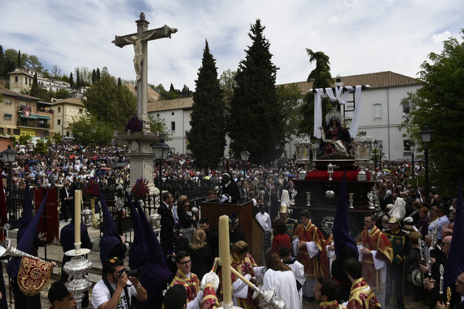 La Virgen de la Soledad junto al Cristo de los Favores