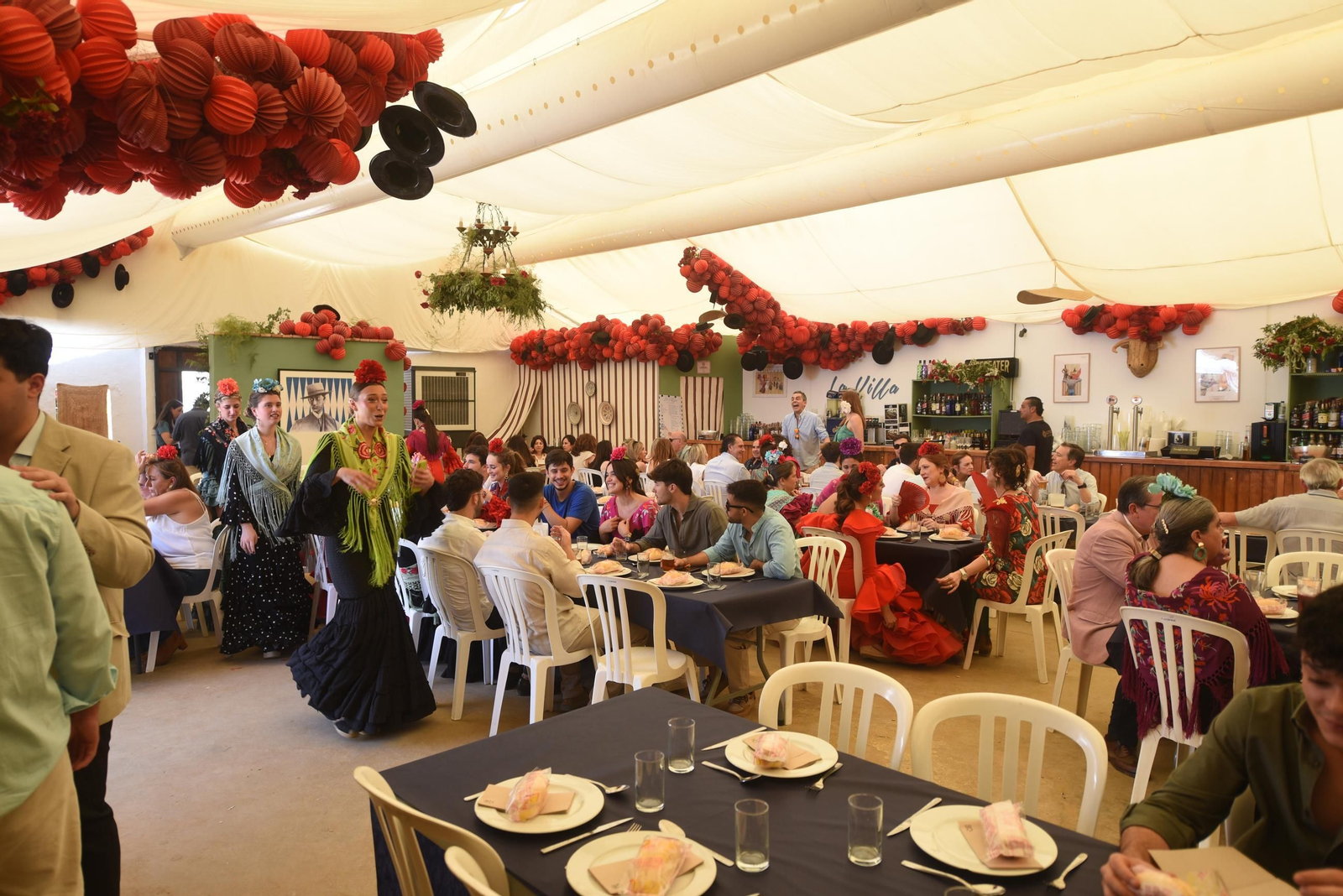 Las mejores imágenes de un lunes de Feria en Córdoba cargado de comidas de empresa y recepciones