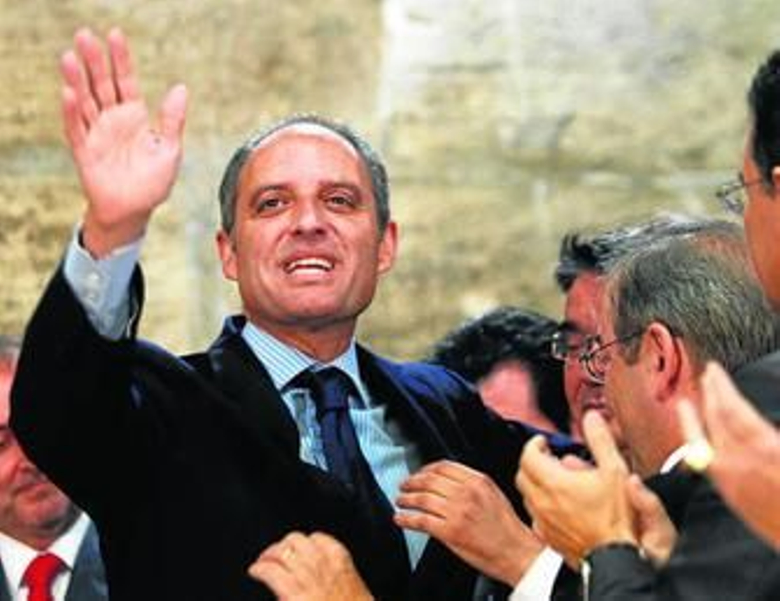 Camps es aclamado por los suyos inmediatamente después de anunciar su dimisión.