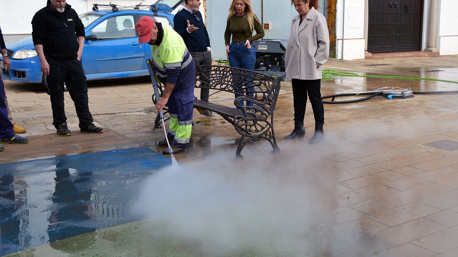 Un operario emplea la nueva máquina hidrolimpiadora de San Juan del Puerto.