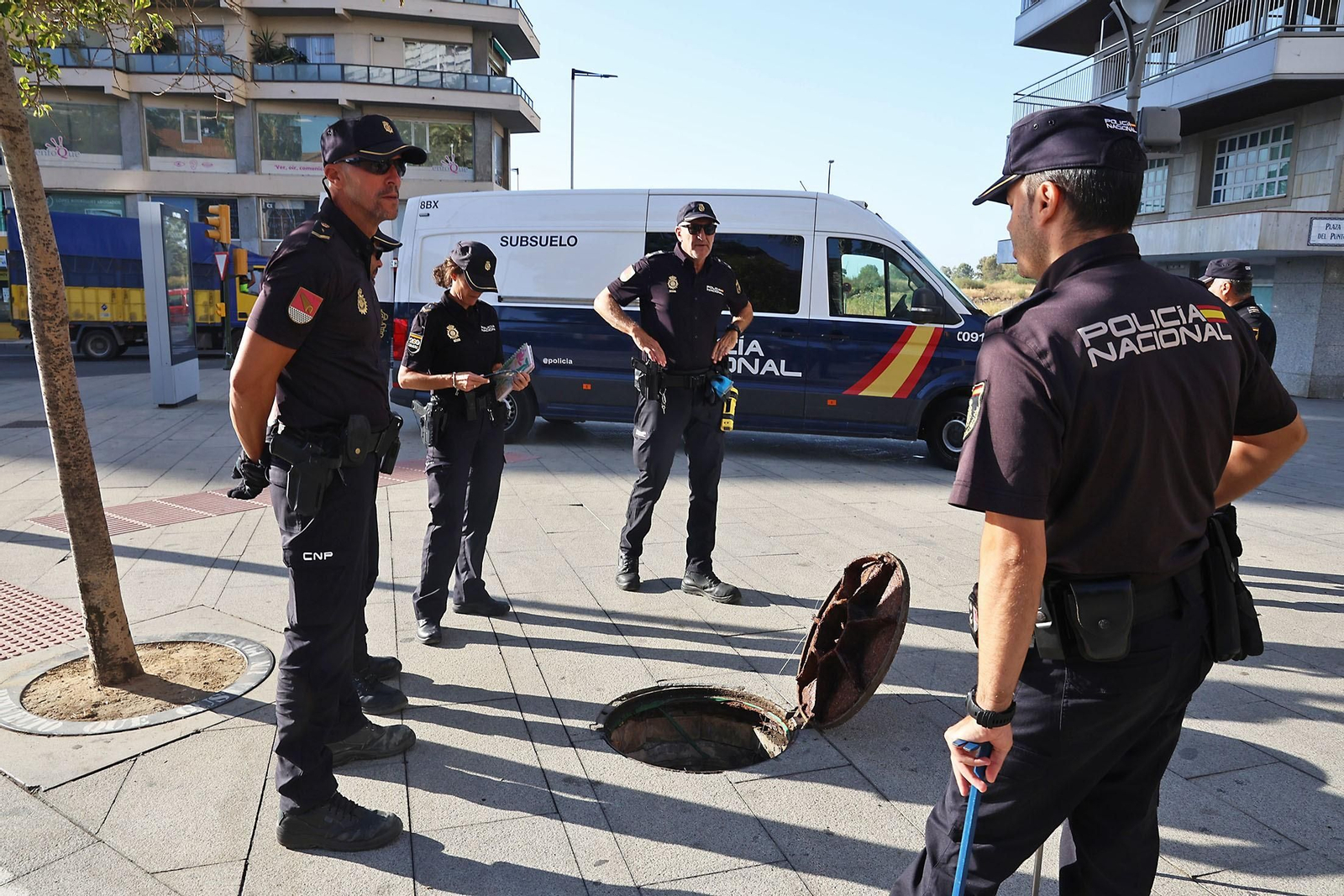 Agentes de la Policía Nacional durante el registro del subsuelo antes de la Procesión Magna Mariana de Huelva.