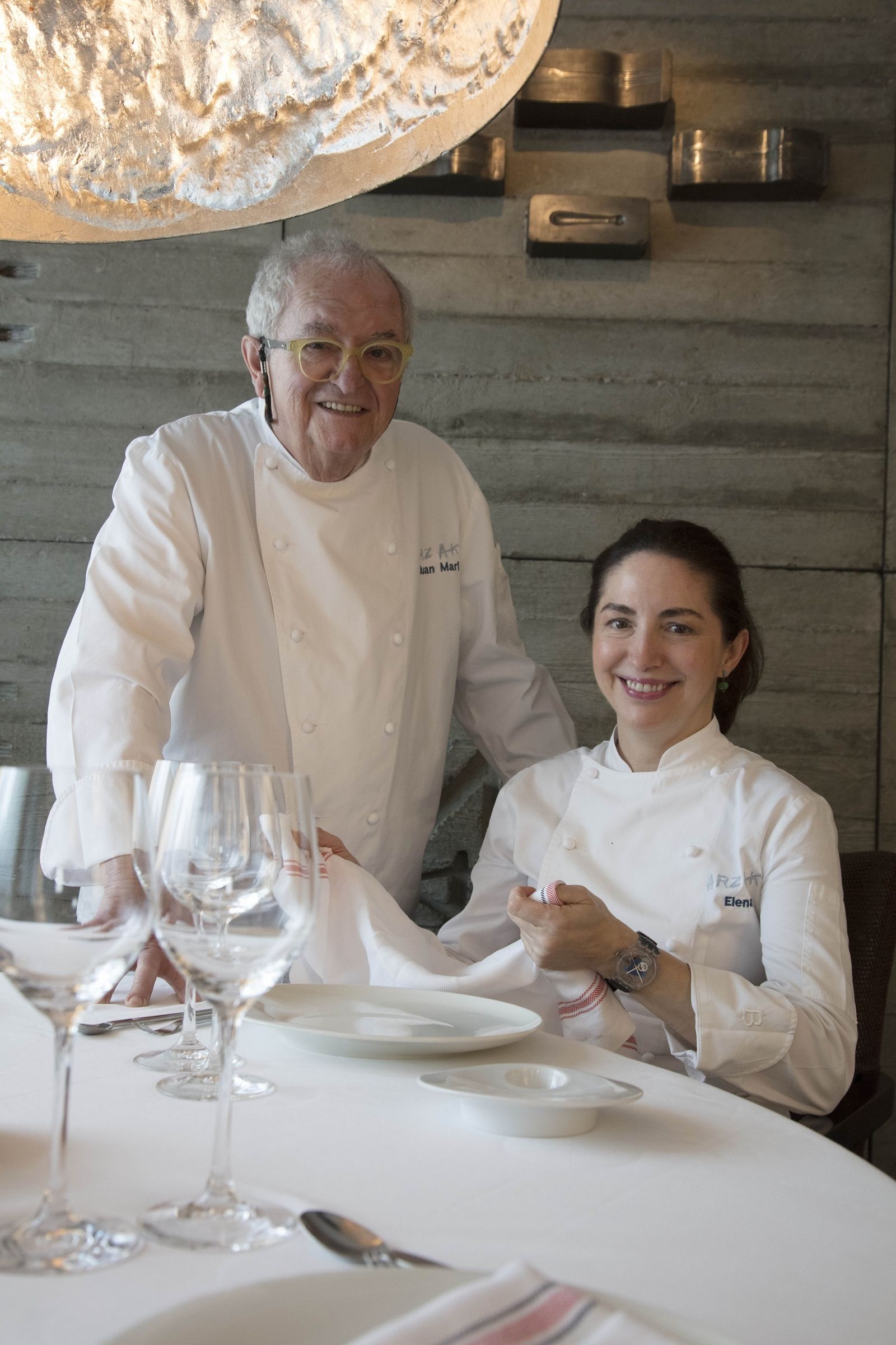 El chef Juan Mari Arzak, con su hija, Elena, quien le ha relevado al frente de su restaurante.