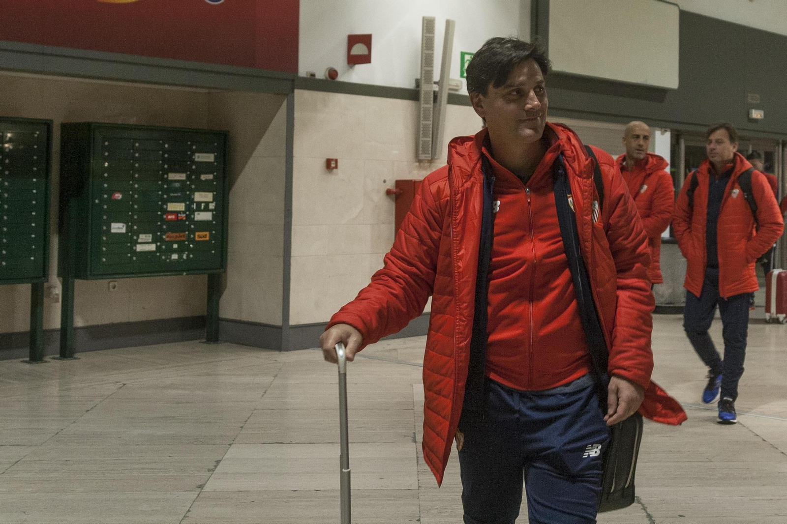 Vincenzo Montella, antes de embarcar en el vuelo chárter que trasladó al Sevilla a Madrid.