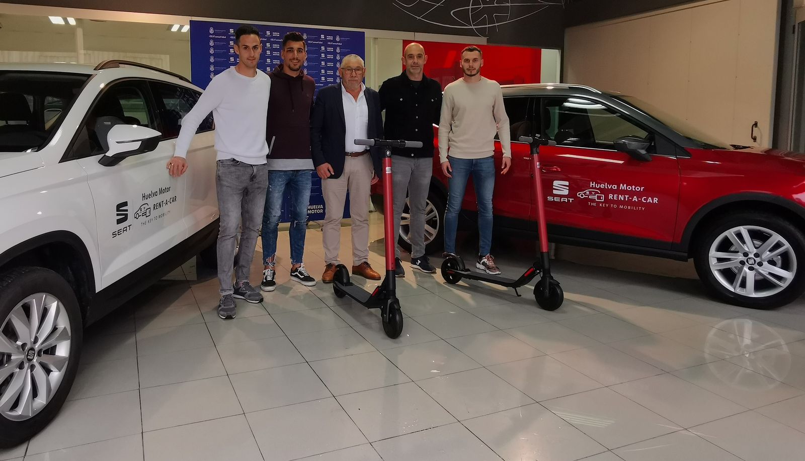 Rubén Cruz, Diego Jiménez, Jesús Sánchez, Monteagudo y Alfonso durante la entrega de obsequios