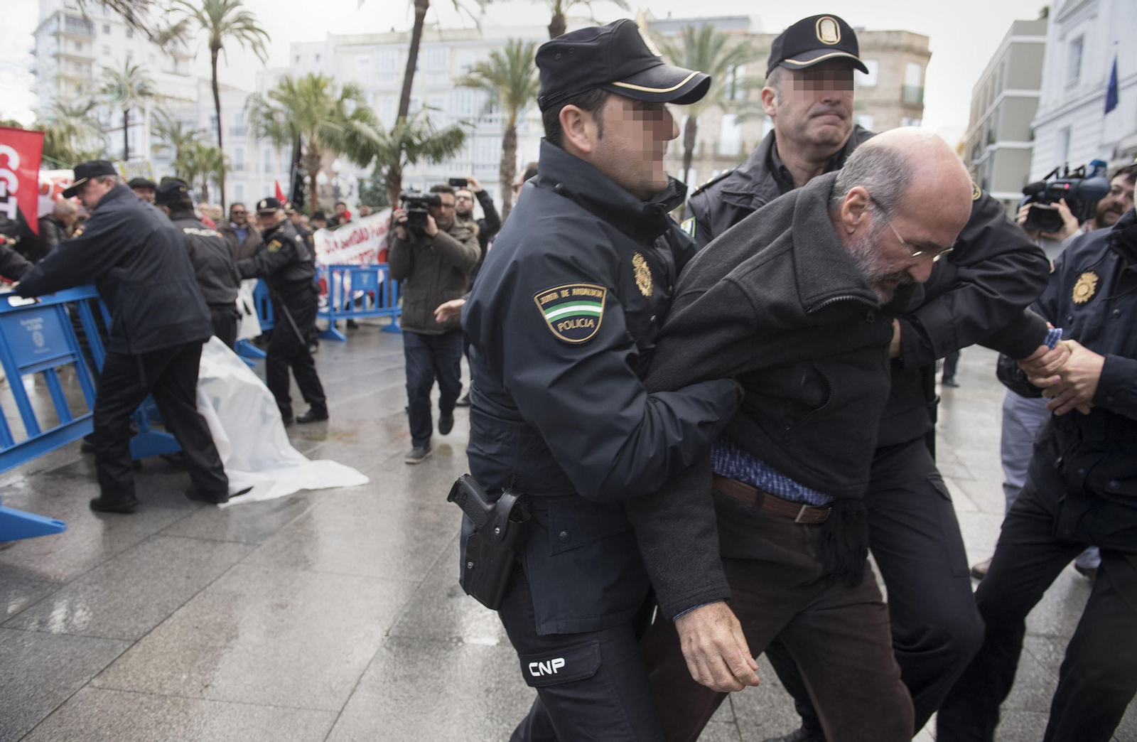La visita de Susana Díaz al Ayuntamiento de Cádiz, en imágenes