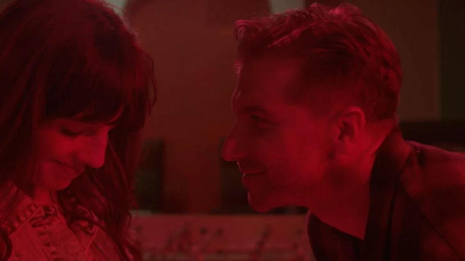 Alma (Cristina Mediero) y Alex (David Villanueva) se reencuentran 20 años más tarde. ¿Qué pasará?