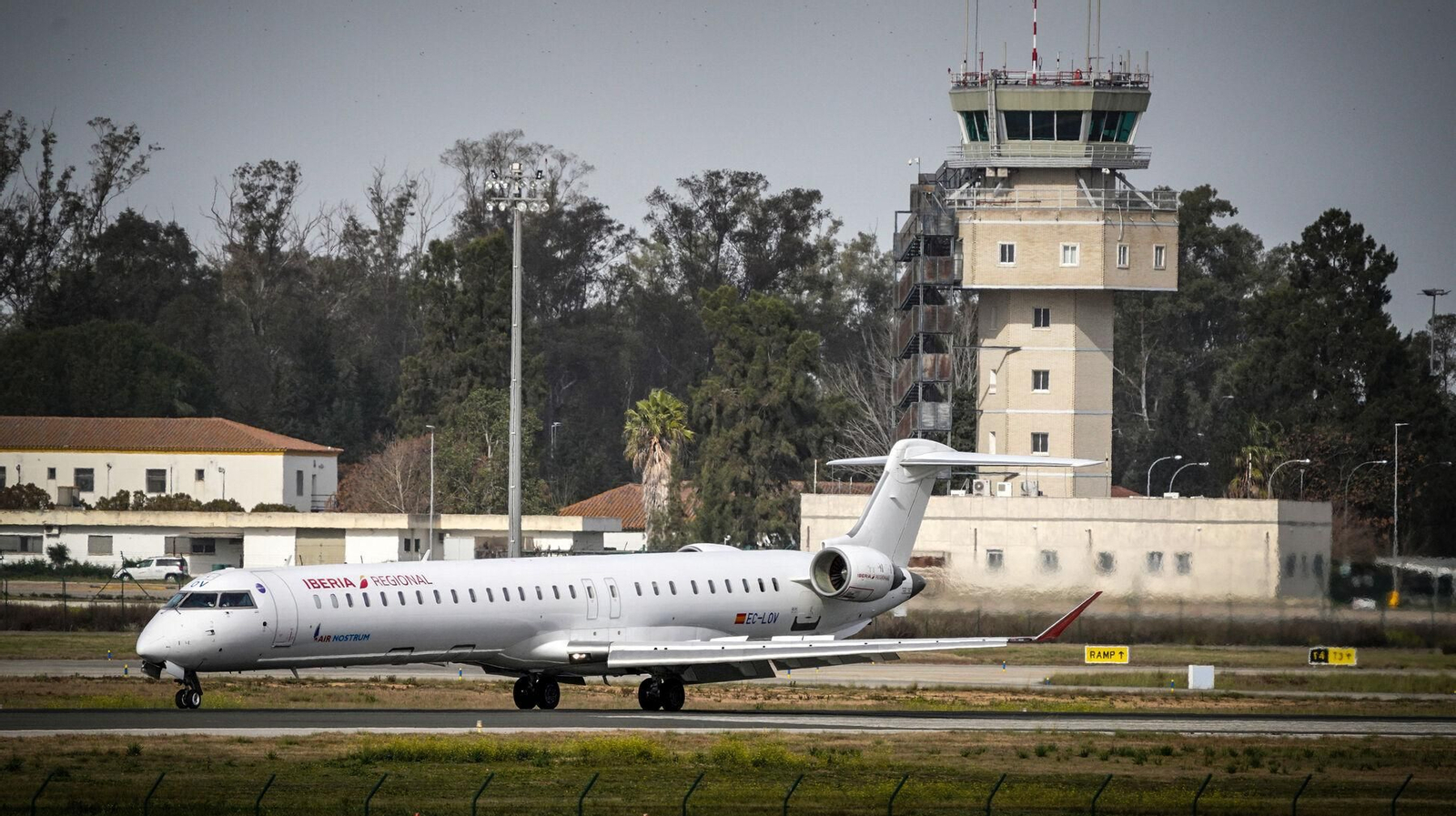 Un avión, en el Aeropuerto de Jerez Un avión, en el Aeropuerto de Jerez