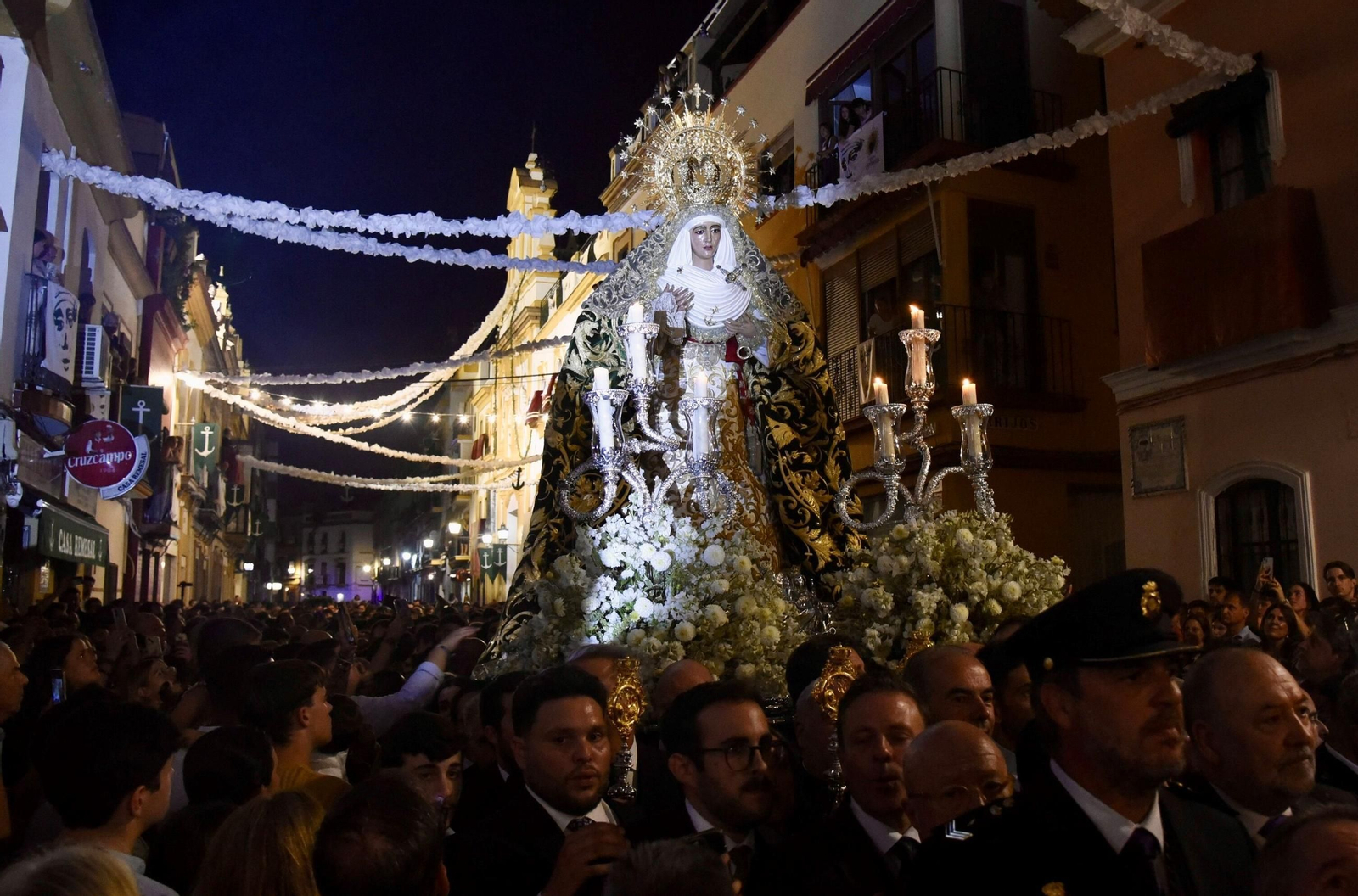 La Esperanza de Triana por su barrio.