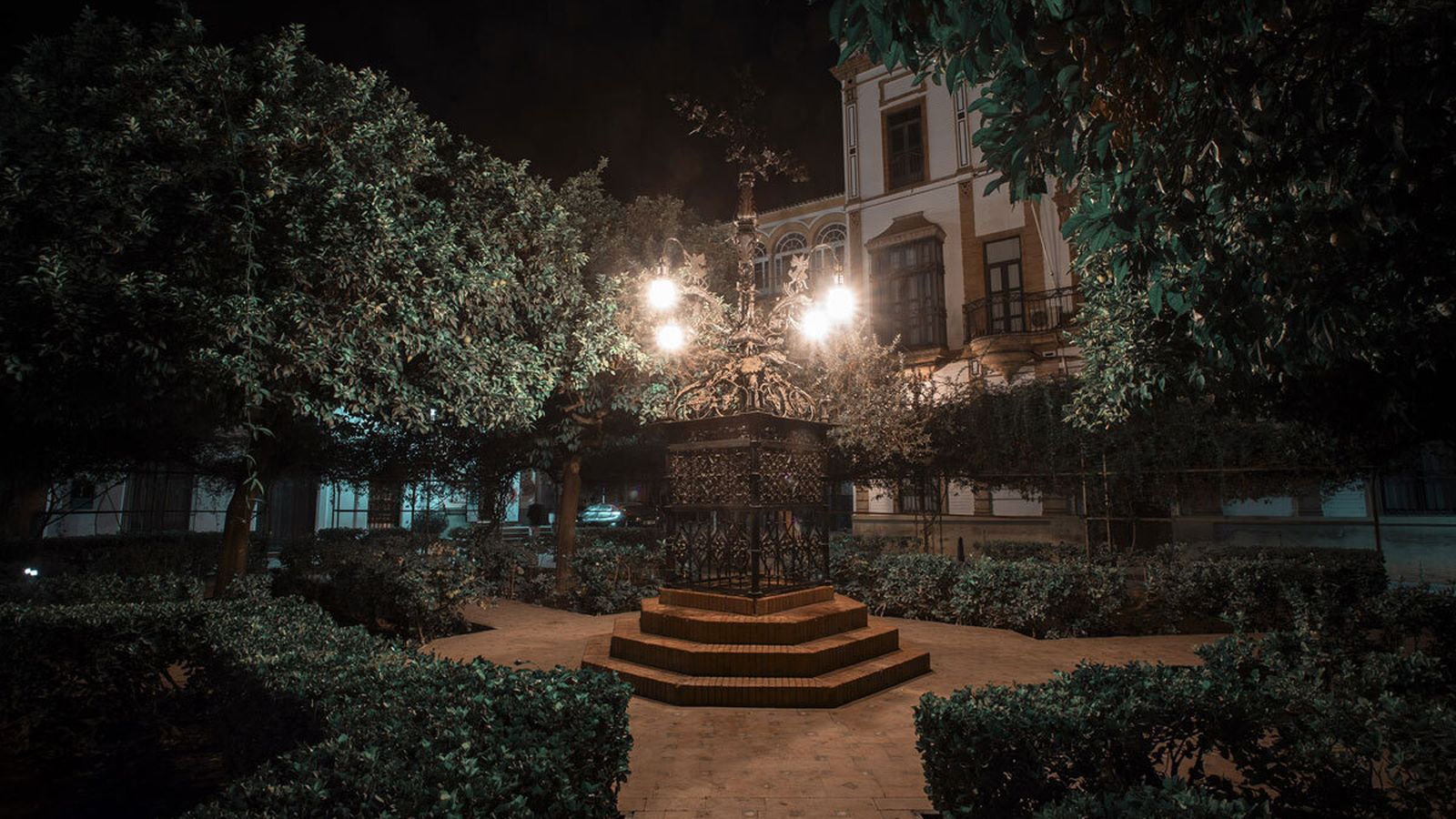 Está situada en el barrio de la antigua judería