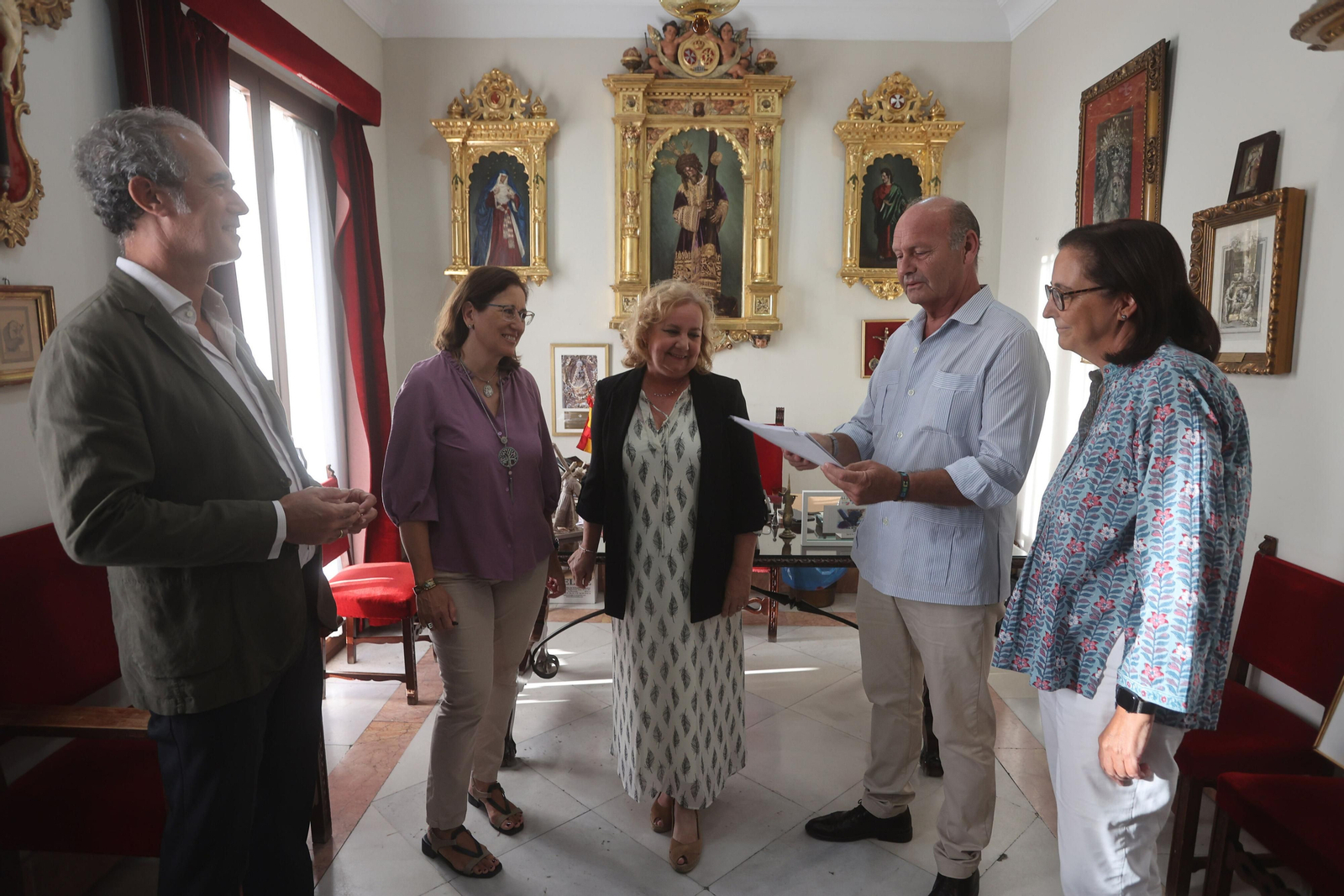 Manuel León, Ana Bueno, MIriam Tapia, Ignacio Soro y María José Ríos, en las dependencias de la Basílica del Gran Poder.