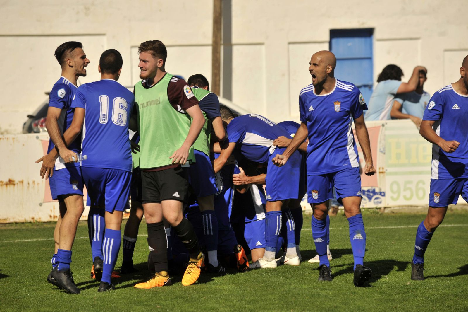 Los jugadores del XCD celebran la única victoria azulina en Arcos, hace dos temporadas.