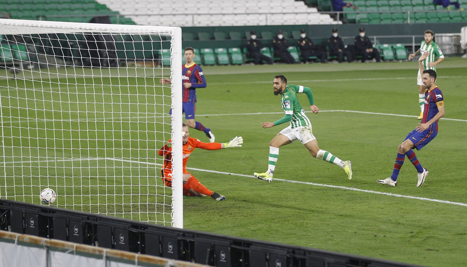 Borja Iglesias remata enel 1-0 ante Ter Stegen.