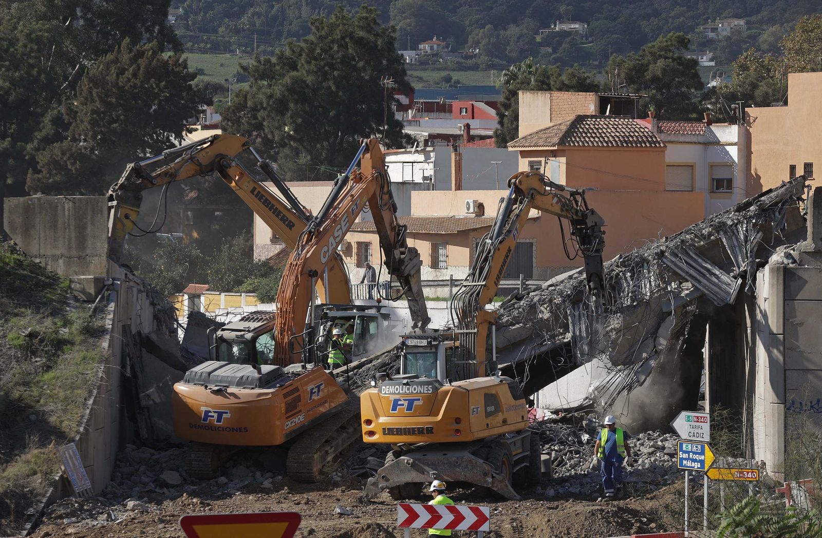 Fotos de la demolición del puente de Los Pastores en Algeciras