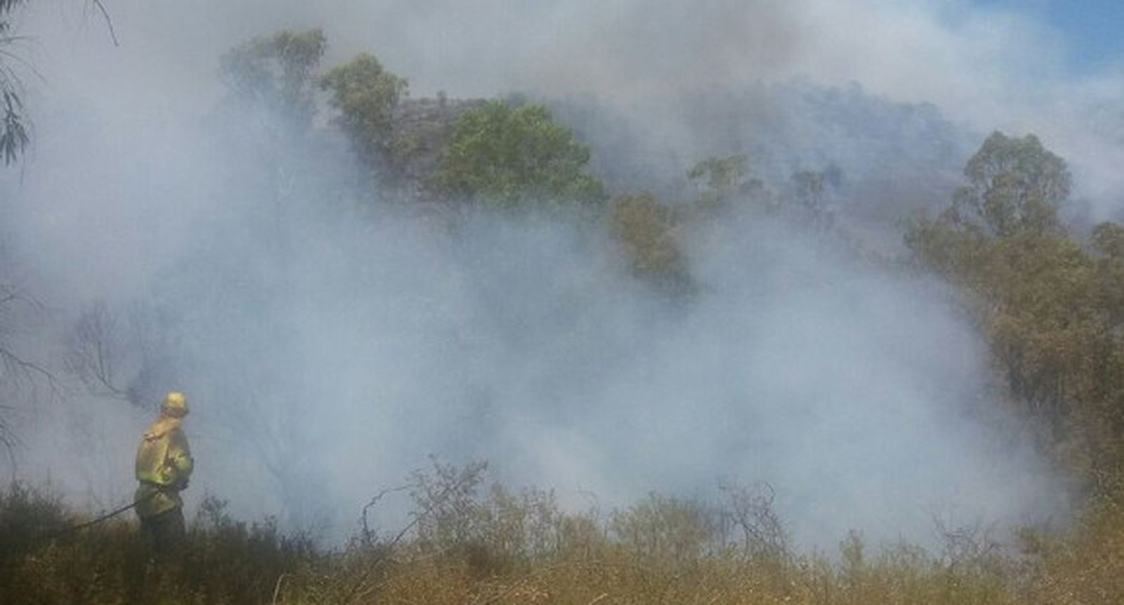 Estabilizado el incendio declarado en una zona de matorral de Cantillana