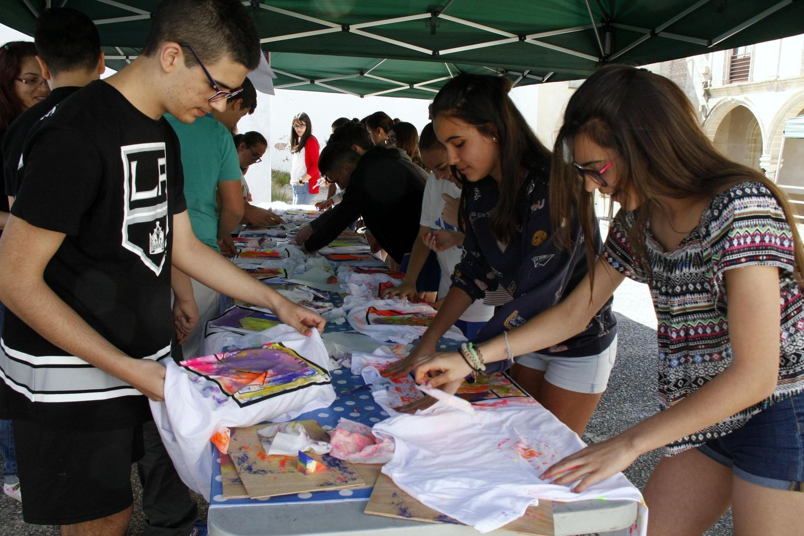 Una imagen de la estampación de camisetas con motivos Costus celebrada ayer en el Hospitalito.