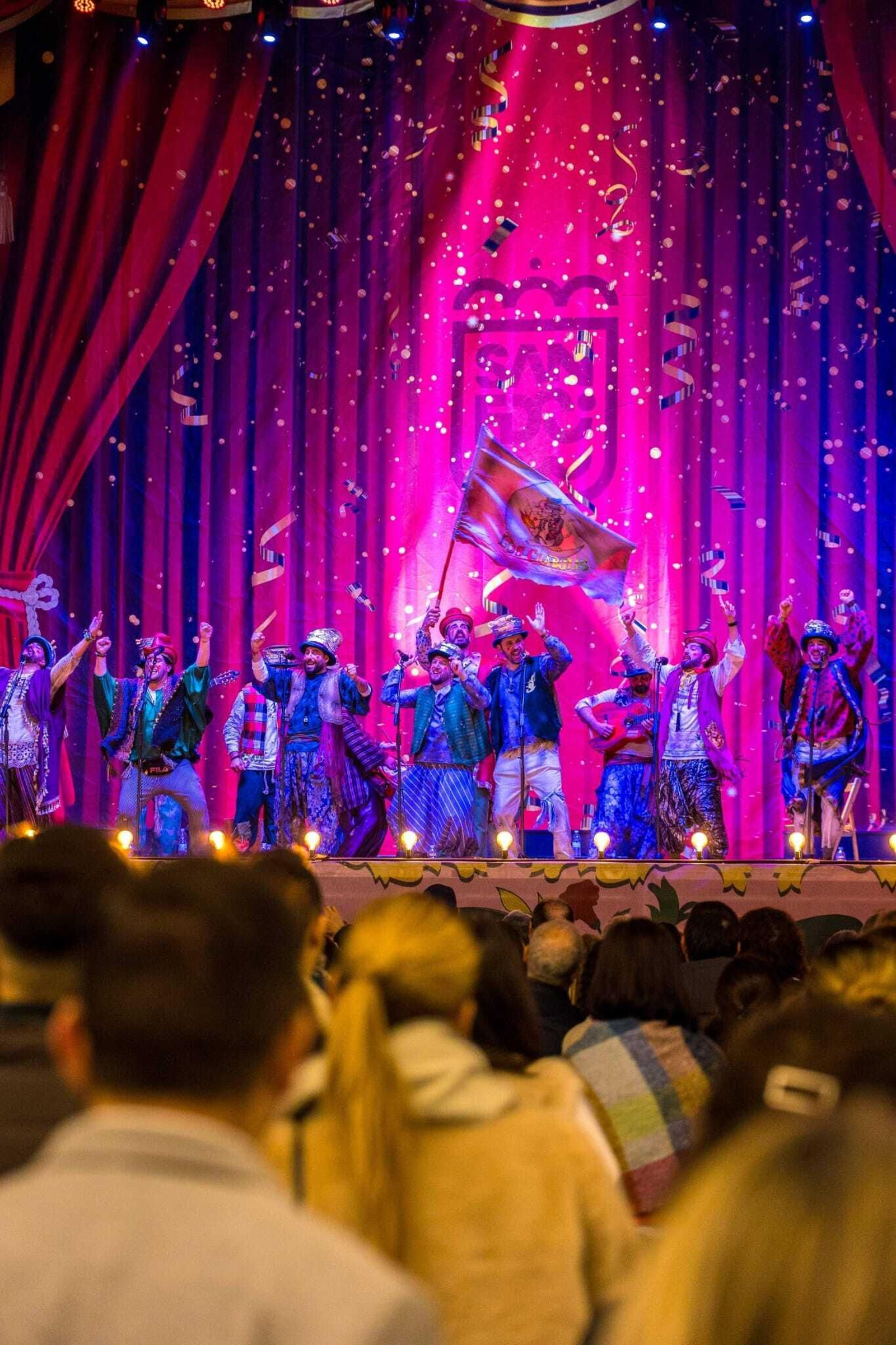 La noche de coros (y otras agrupaciones) en el Carnaval de San Fernando, en imágenes.