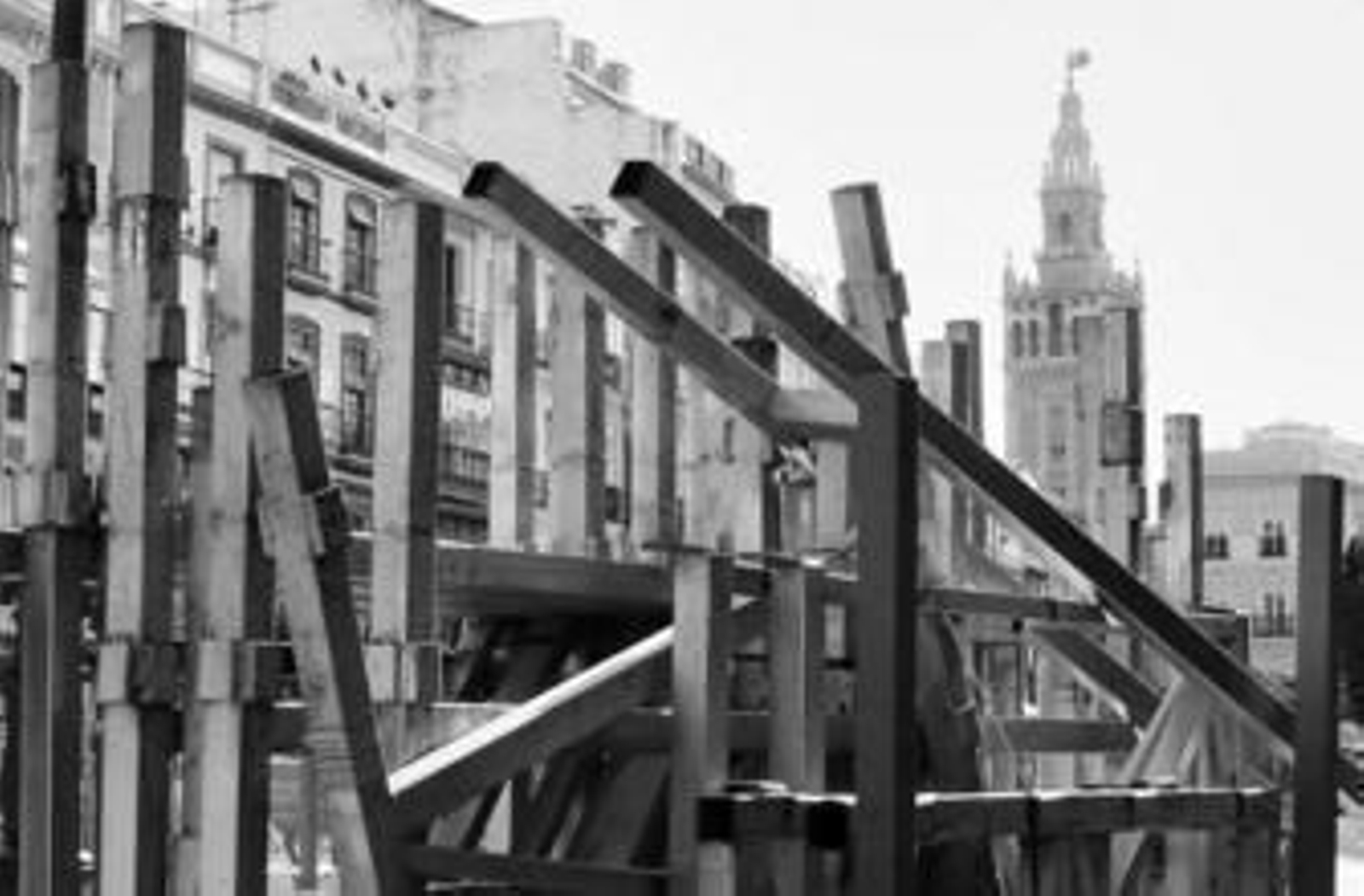 Aspecto que presentaba ayer la Plaza de San Francisco cuando se descargaron las estructuras de los palcos.