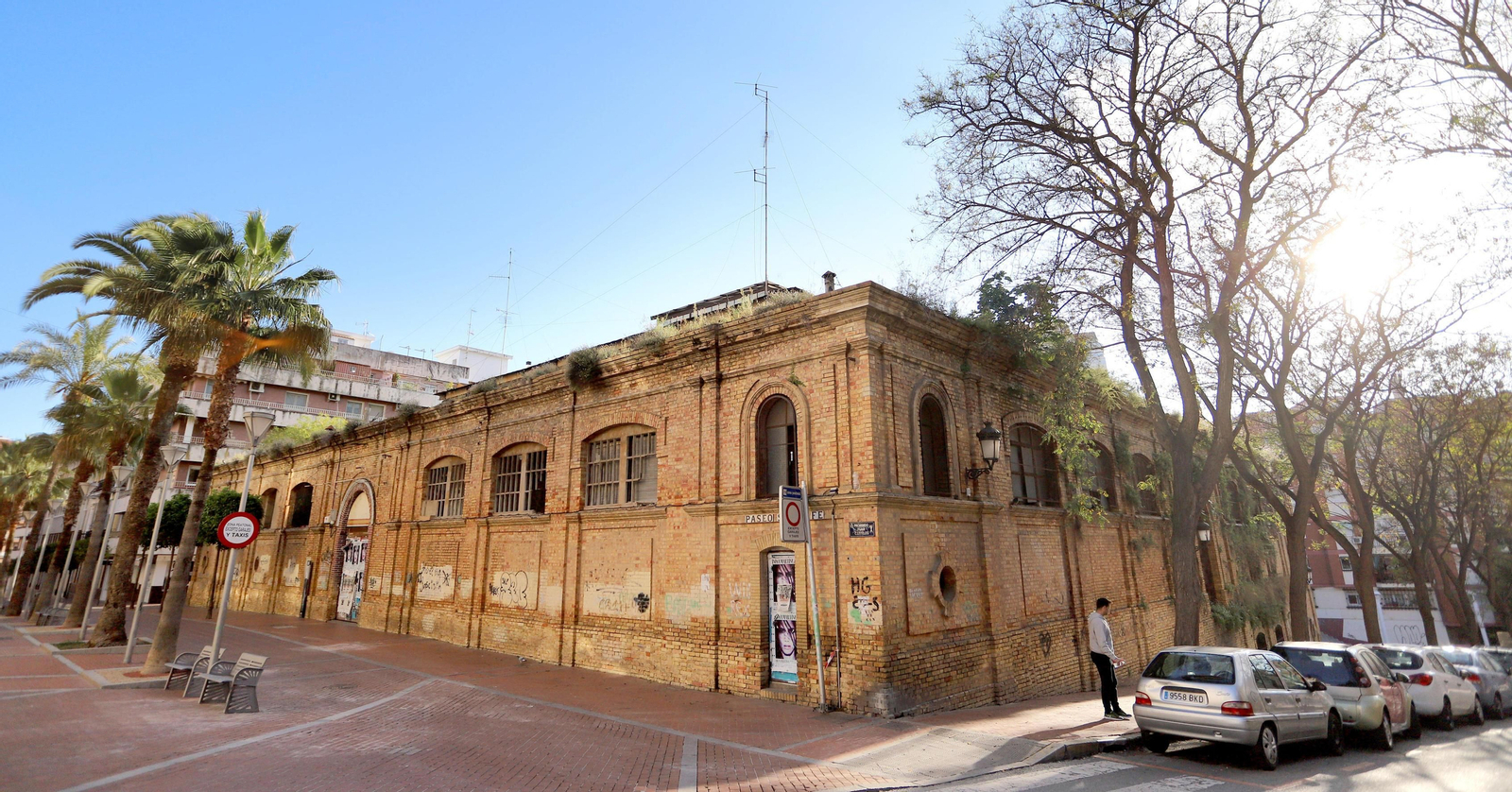 Vista general del antiguo mercado y comisaría de Santa Fe, que aguarda para la ejecución del proyecto de rehabilitación antes de acondicionarse como museo sobre José Caballero.