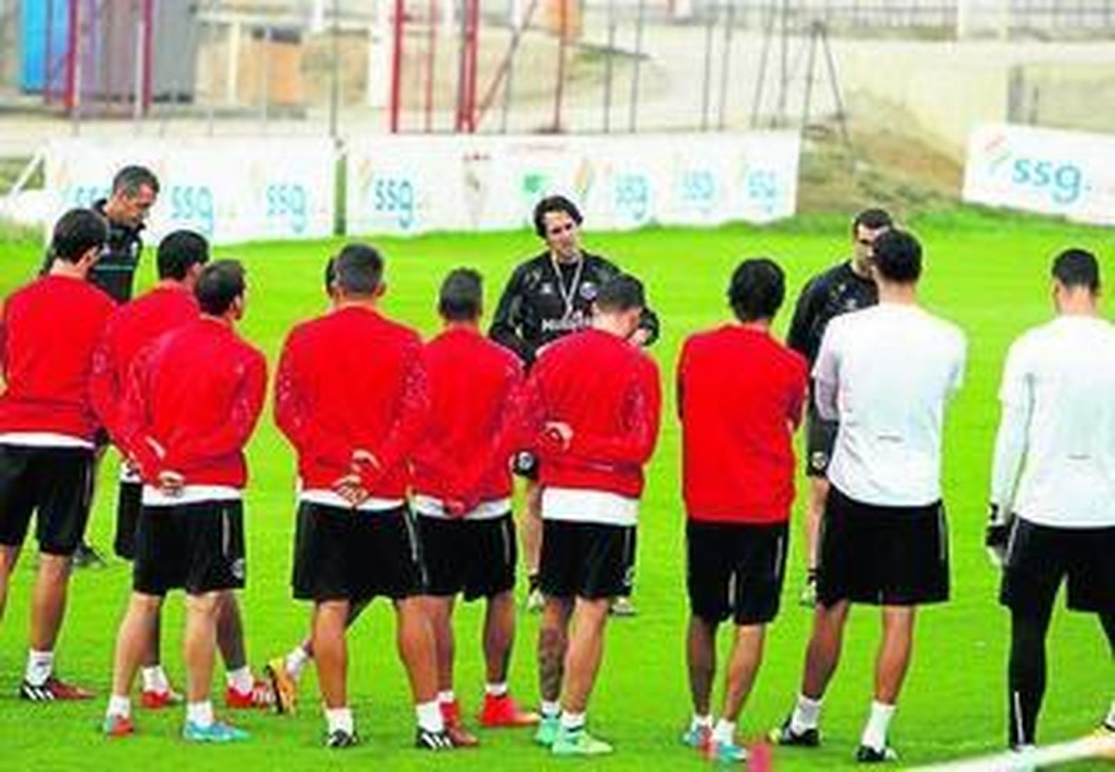 Unai Emery se dirige a su plantilla antes del entrenamiento.
