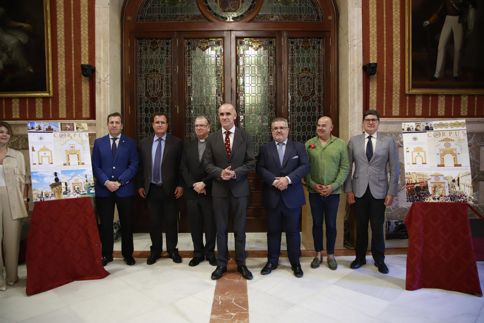 El alcalde, Antonio Muñoz, con los hermanos mayores y las autoridades tras la presentación de las portadas.
