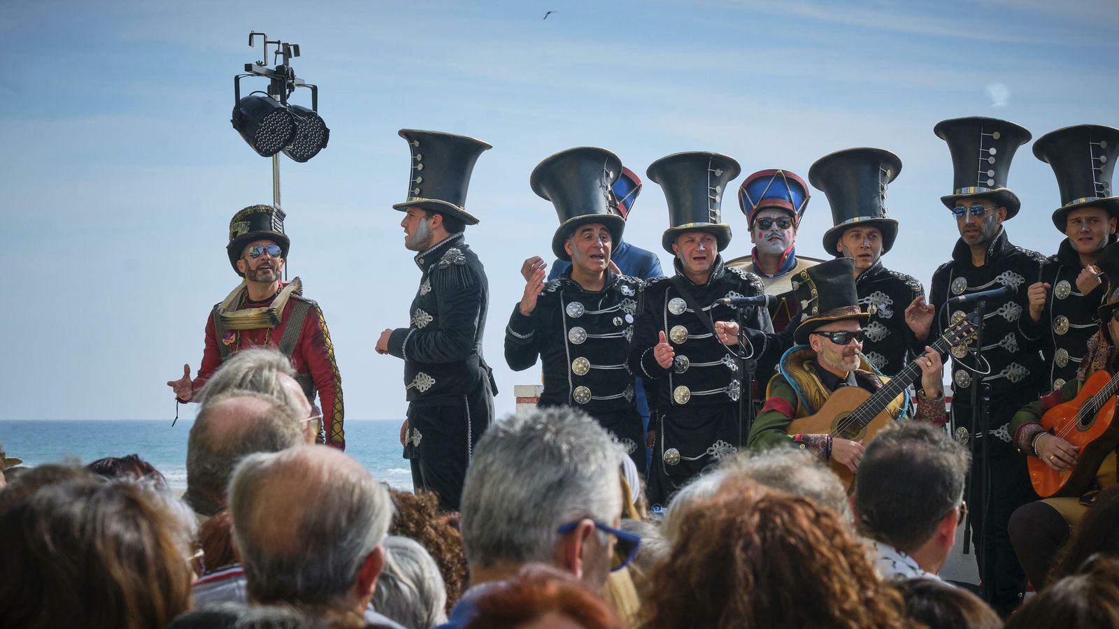 El coro 'Tócame' canta en una de las ubicaciones del Paseo Marítimo.
