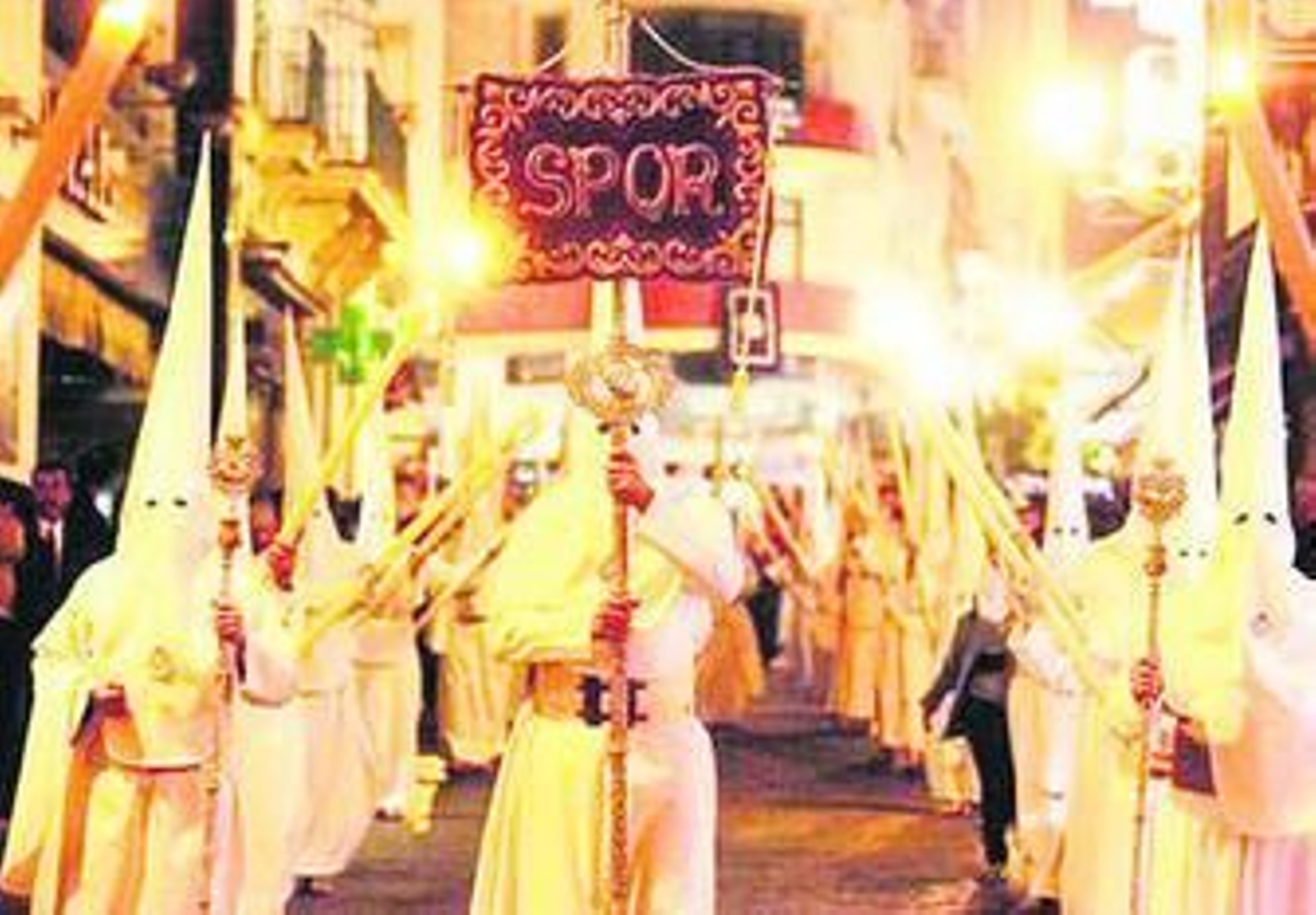 Cortejo de nazarenos de las Cinco Llagas.