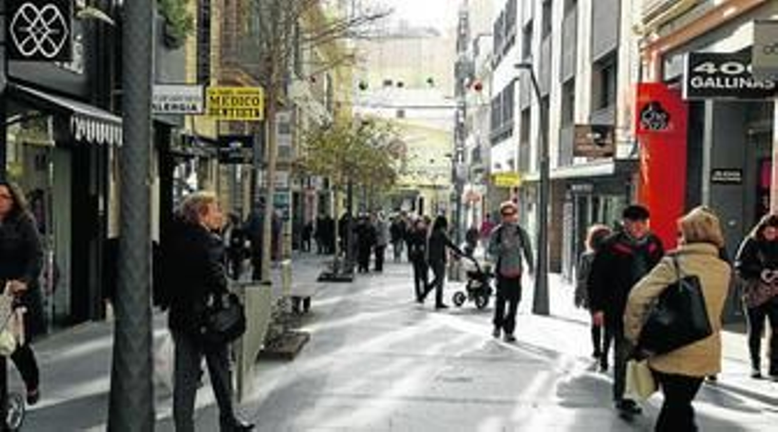 La calle Reyes Católicos de la capital almeriense en el primer día de rebajas.